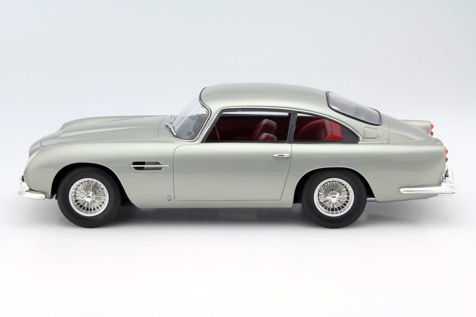 Aston Martin DB5 silber  