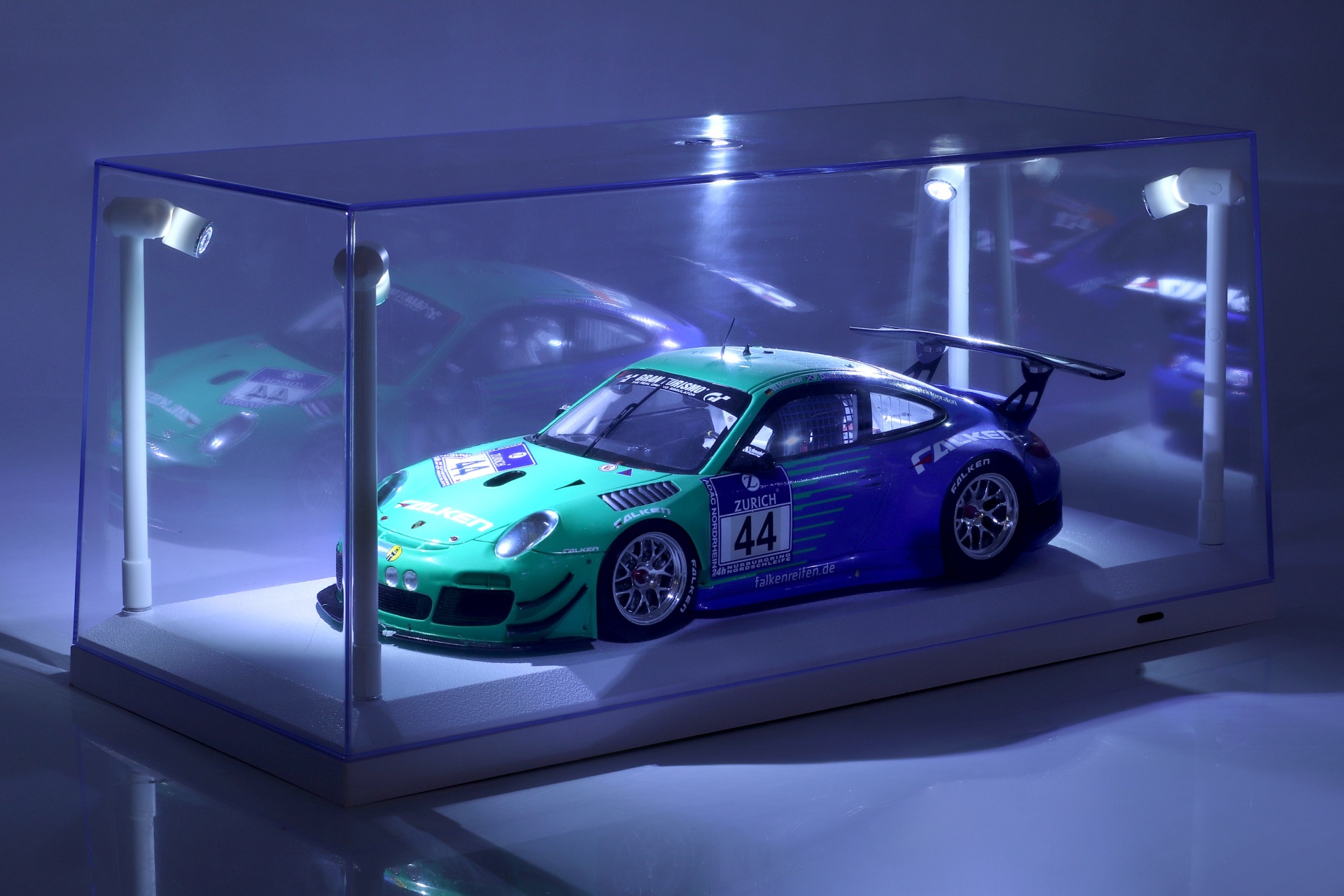 Einzelvitrine wei&szlig; mit 4 LED-Lampen f&uuml;r Modellautos im Ma&szlig;stab  