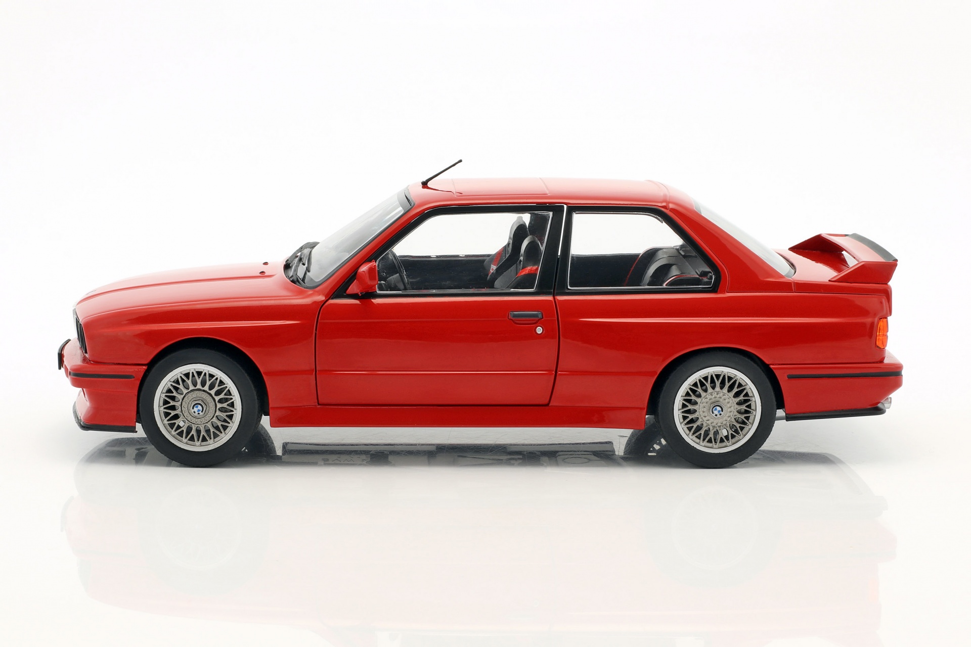 BMW M3 E30 Baujahr 1986 rot  