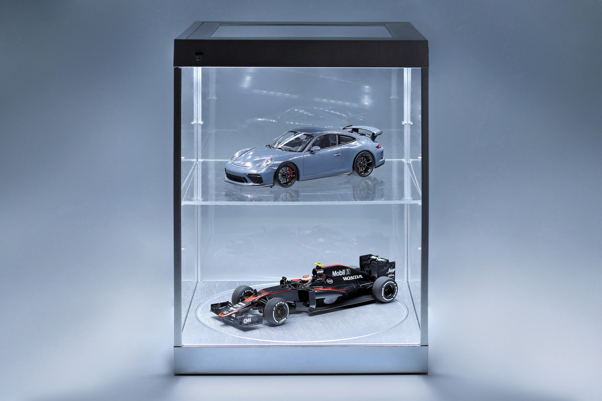 Einzelvitrine mit LED-Beleuchtung und Drehteller f&uuml;r Modellautos im Ma&szlig;stab  silber 
