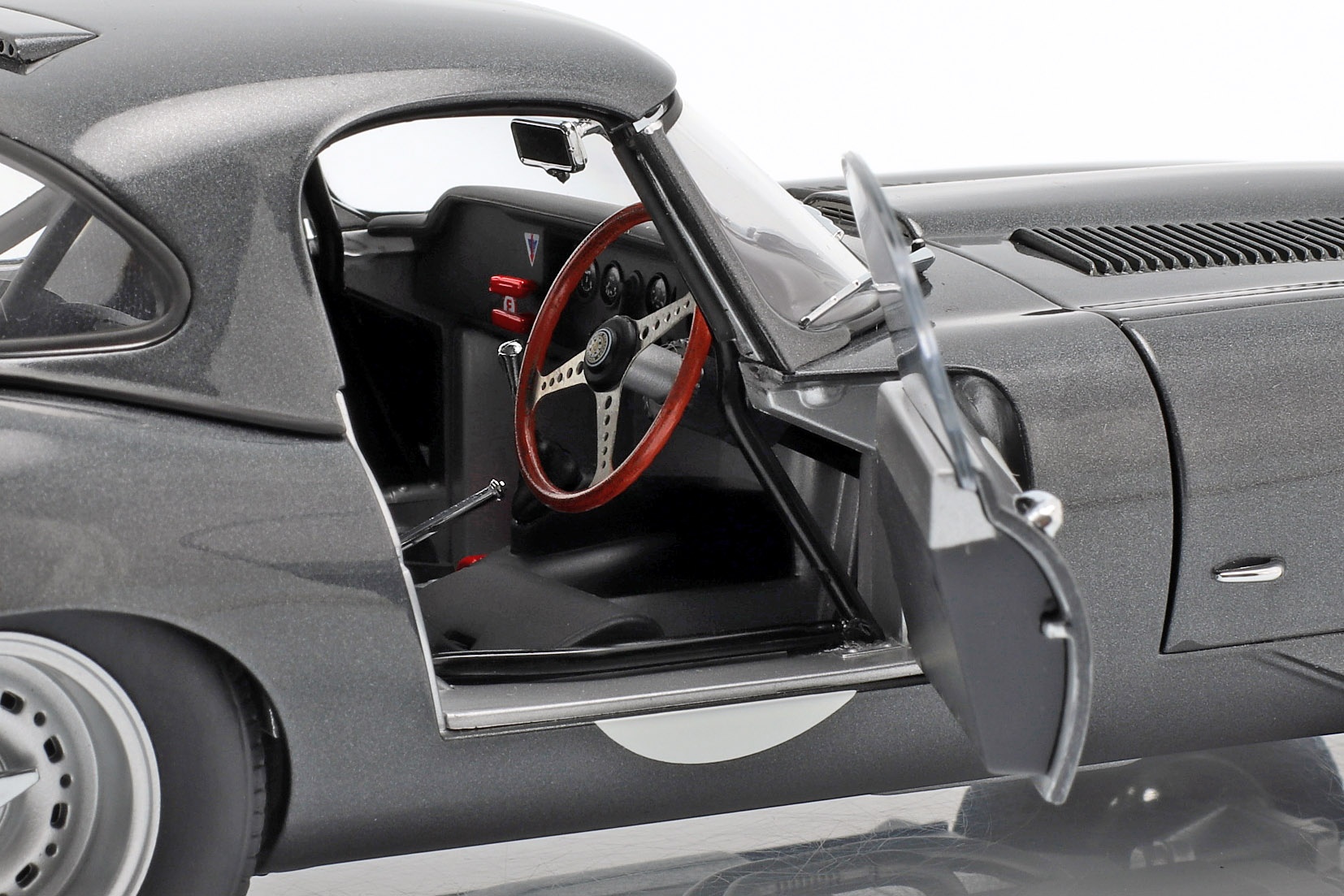 Jaguar Lightweight E-Type mit abnehmbarem Dach Baujahr 2015 dunkelgrau  