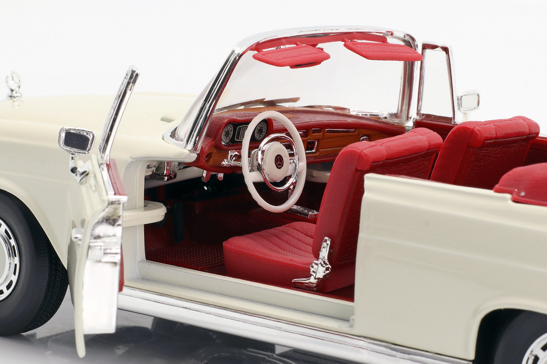 Mercedes-Benz 280 SE Baujahr 1967 cremewei&szlig;  