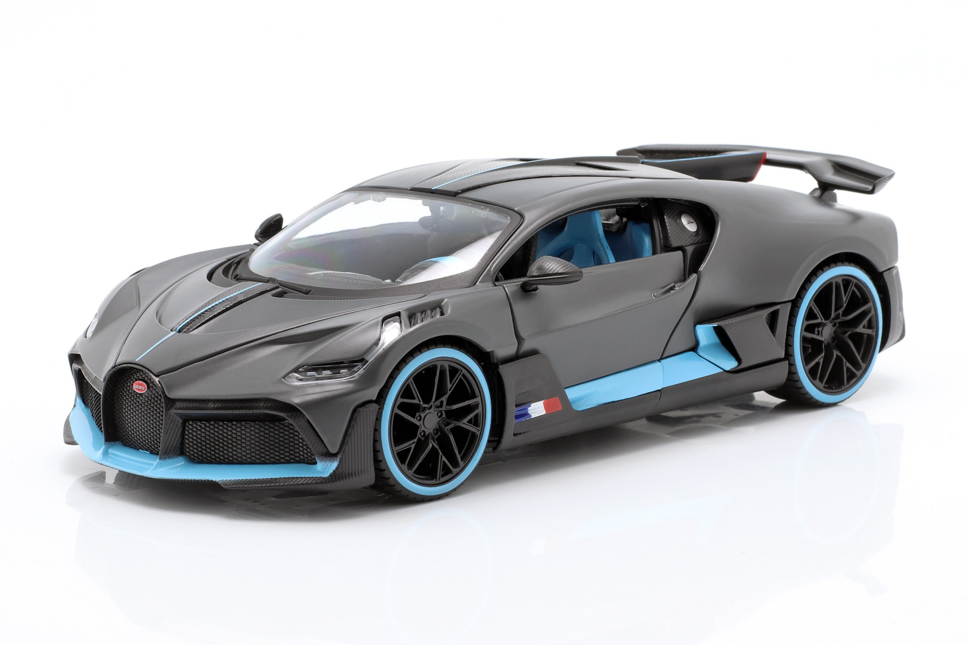 Bugatti Divo Baujahr 2018 mattgrau / hellblau  