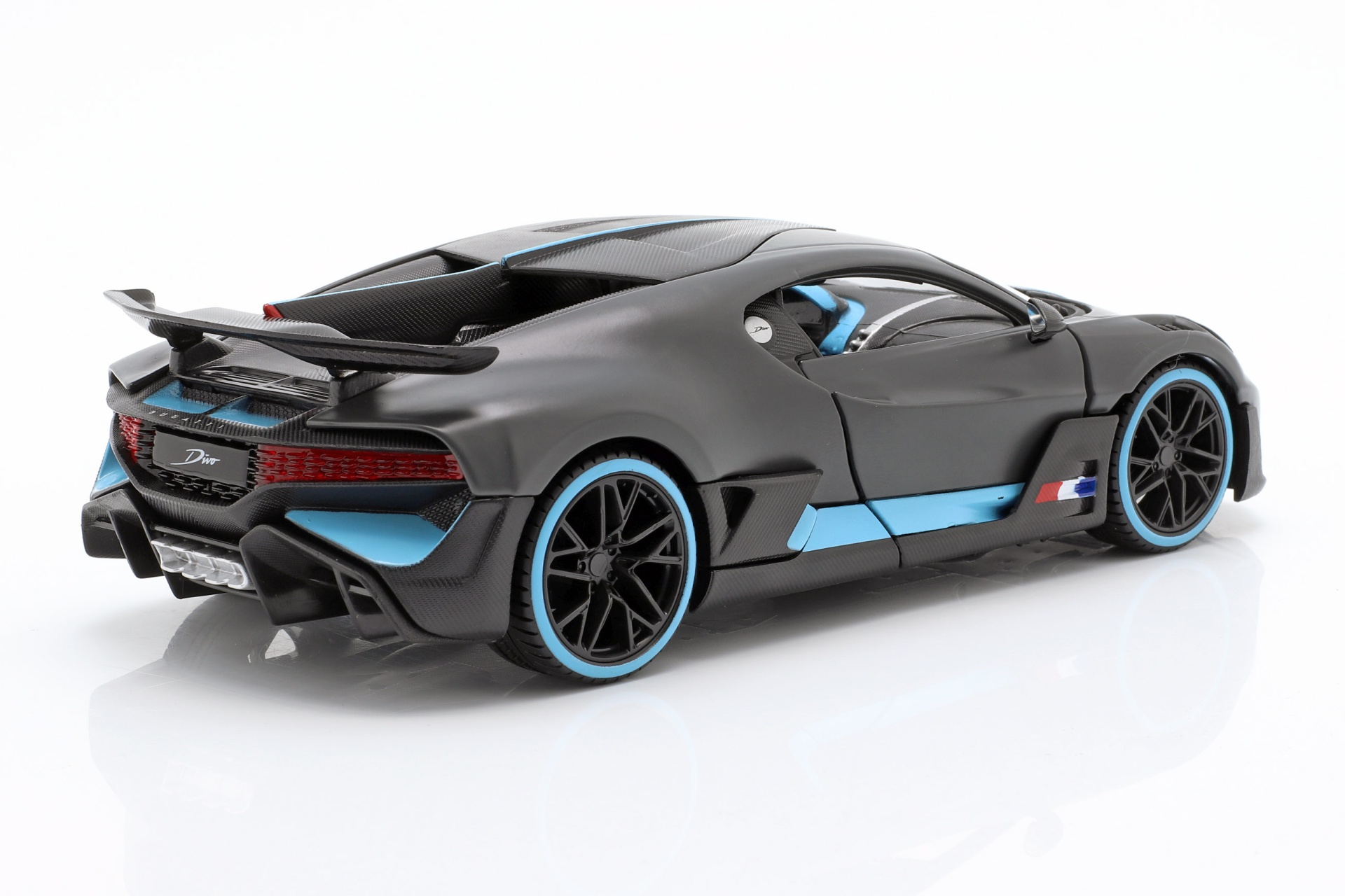 Bugatti Divo Baujahr 2018 mattgrau / hellblau  