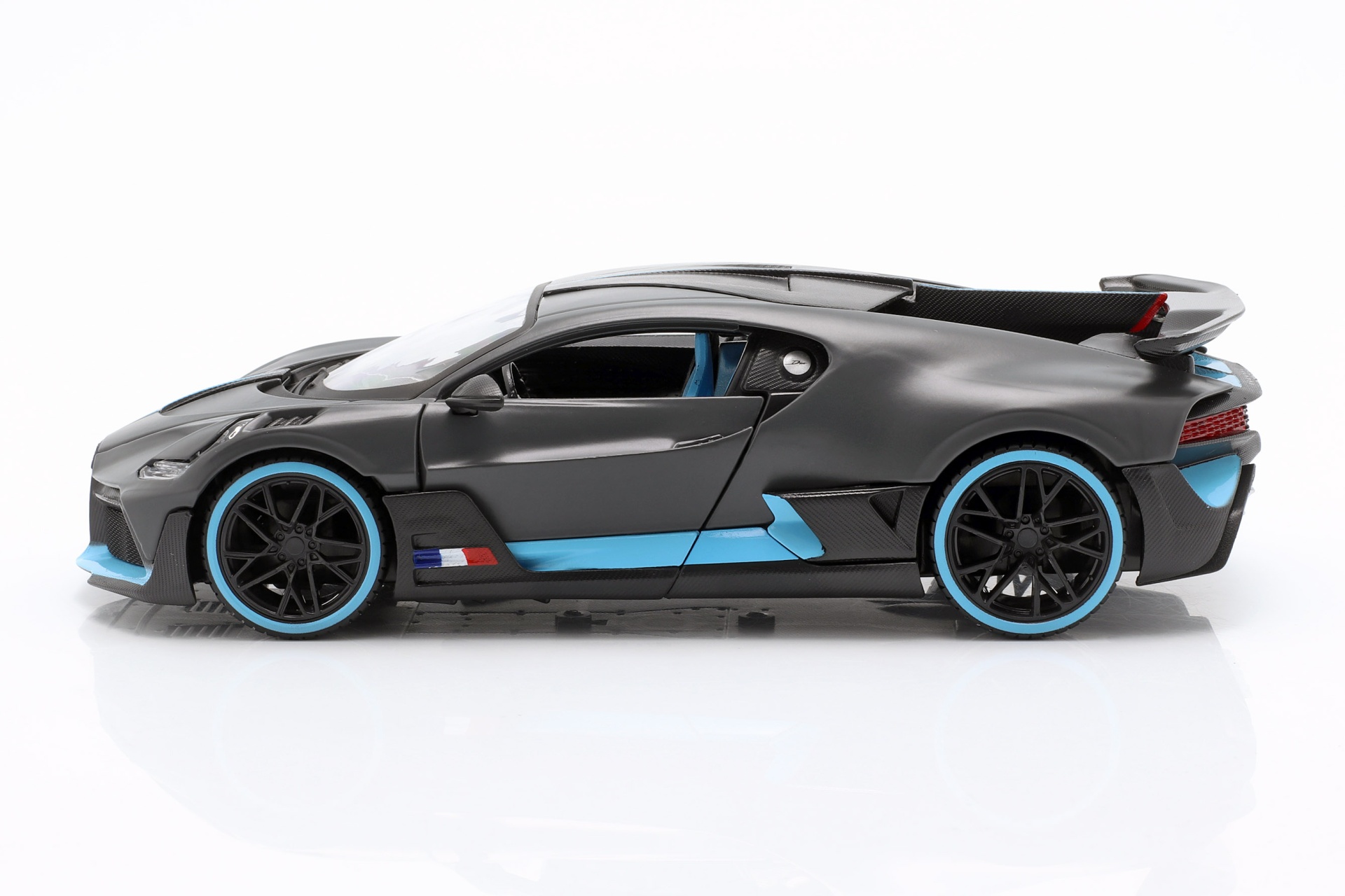 Bugatti Divo Baujahr 2018 mattgrau / hellblau  