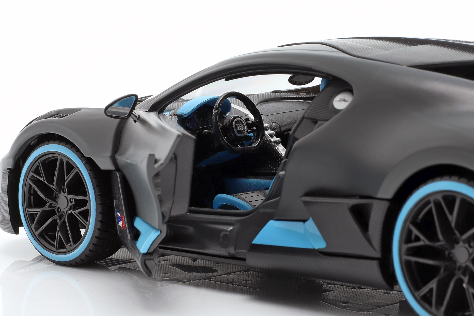 Bugatti Divo Baujahr 2018 mattgrau / hellblau  