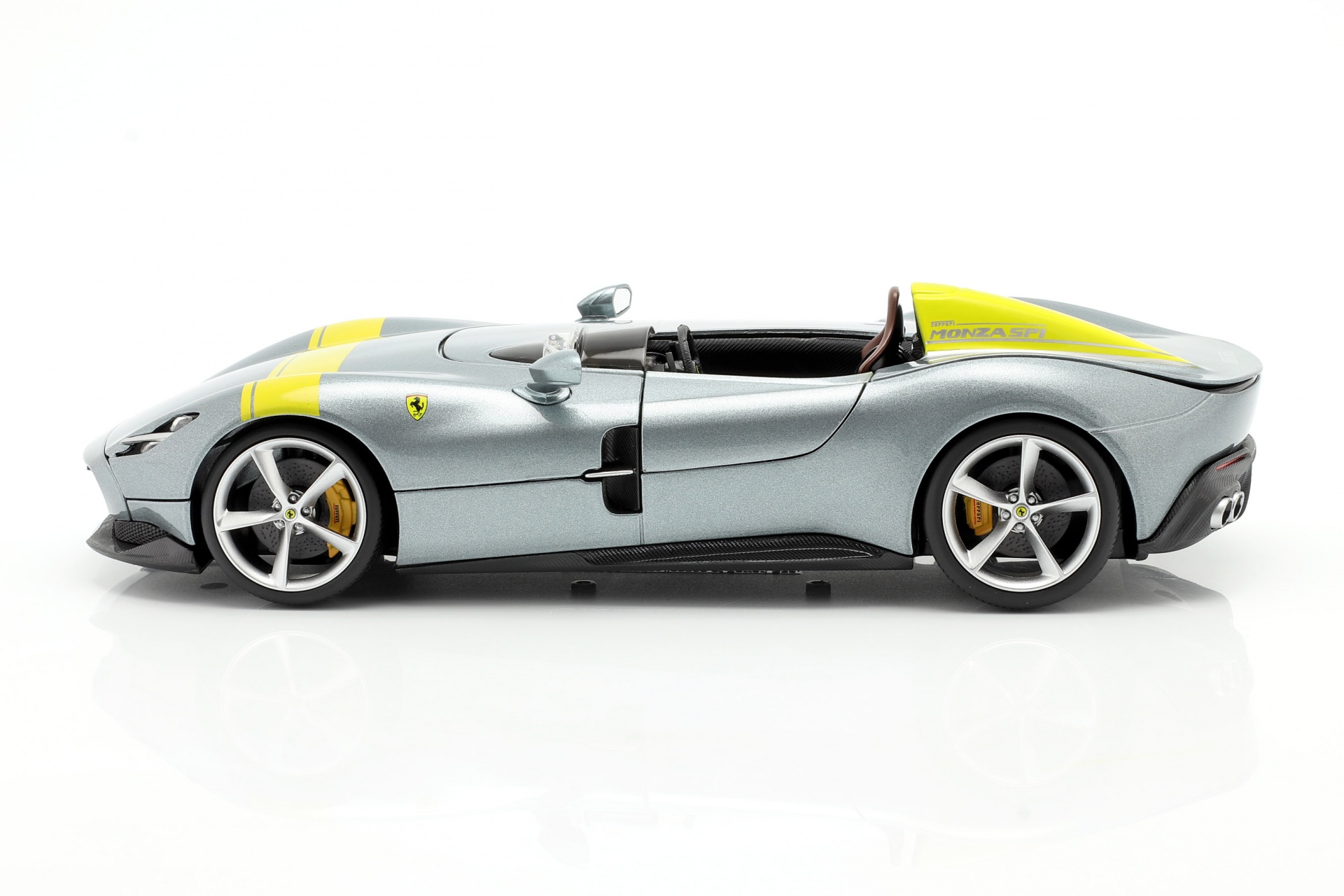 Ferrari Monza SP1 Baujahr 2019 grau metallic / gelb  