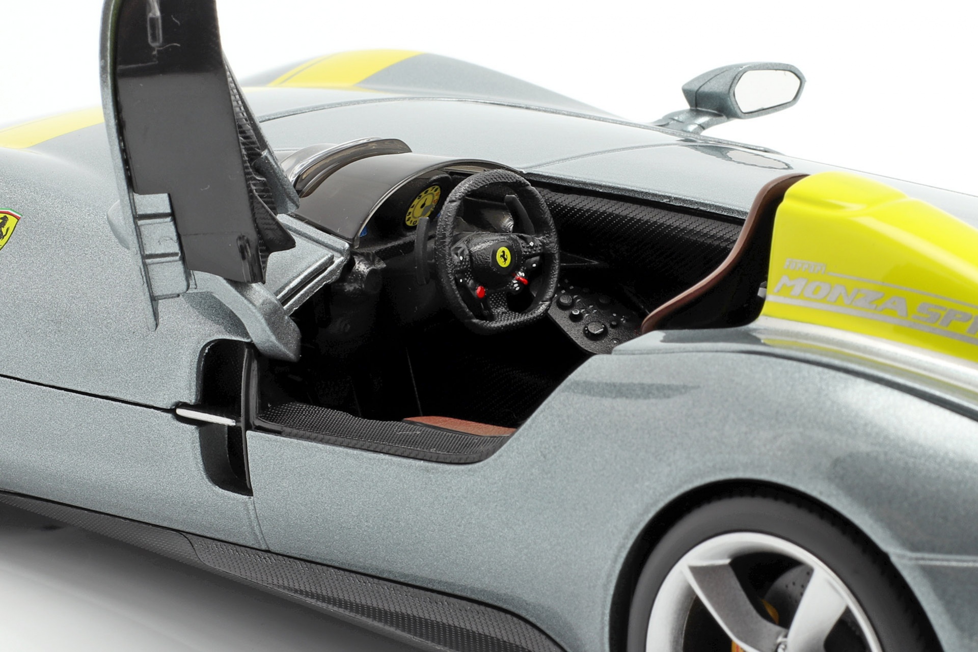 Ferrari Monza SP1 Baujahr 2019 grau metallic / gelb  