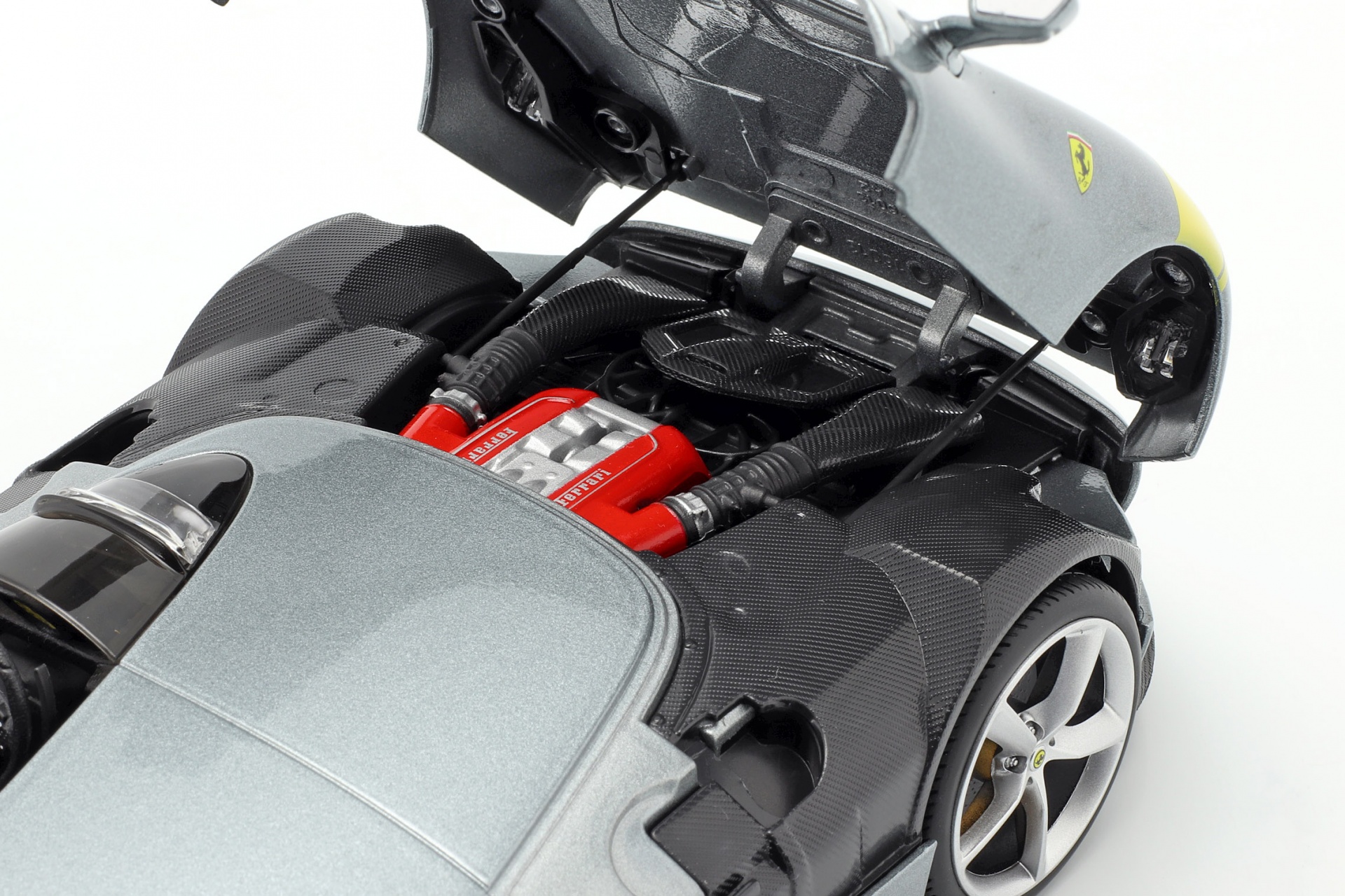 Ferrari Monza SP1 Baujahr 2019 grau metallic / gelb  