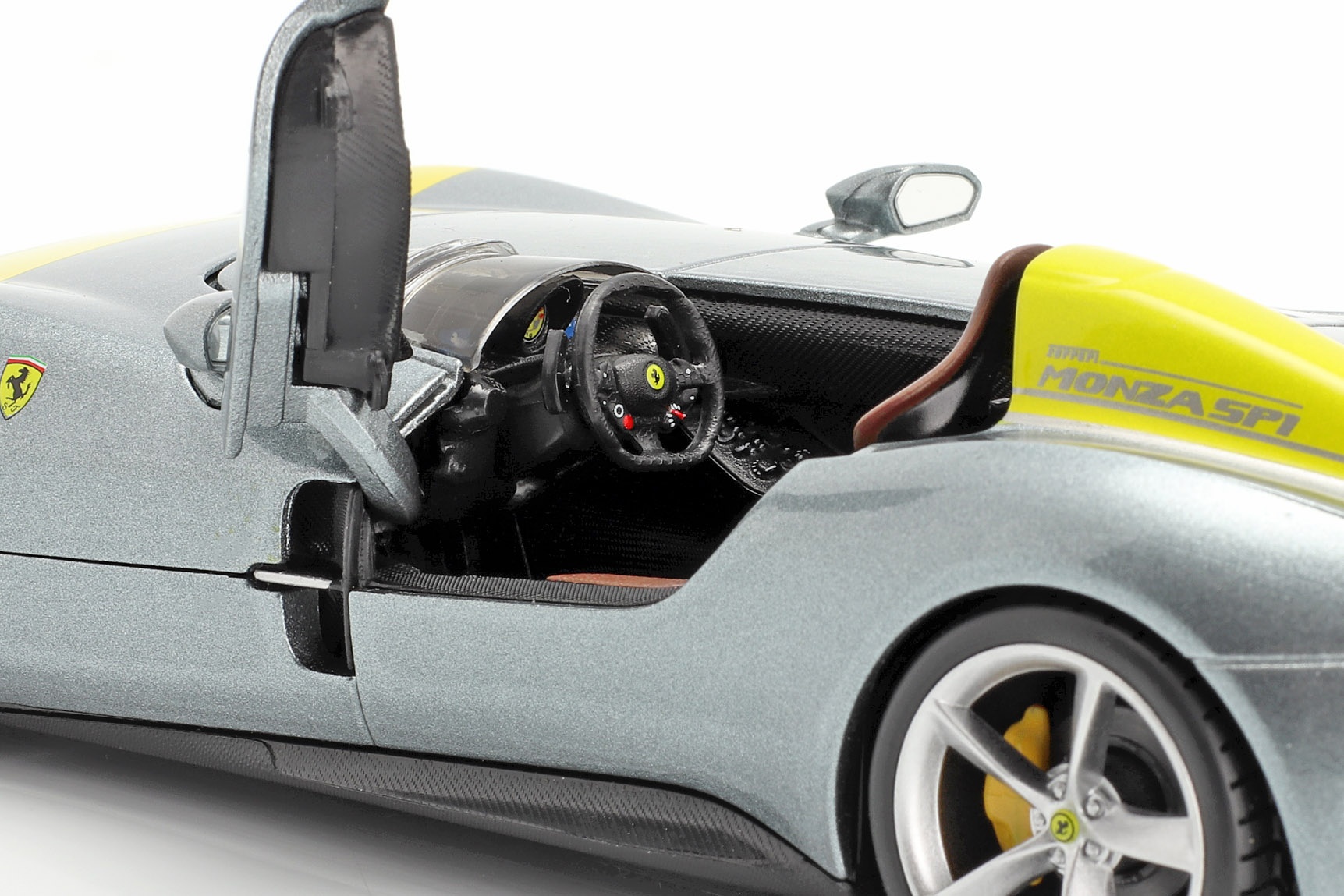 Ferrari Monza SP1 Baujahr 2019 grau metallic / gelb  