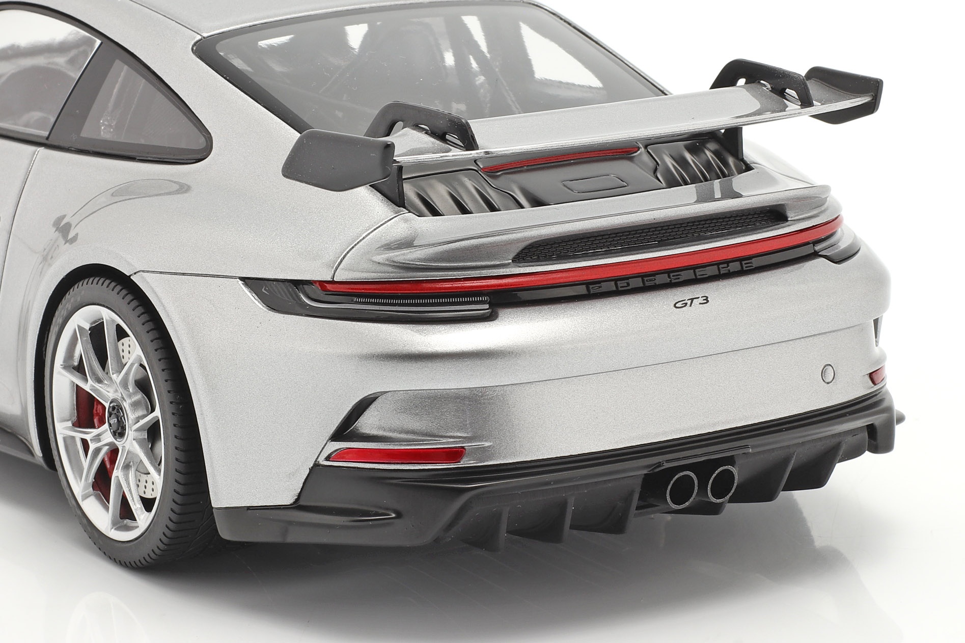 Porsche 911 (992) GT3 2021 GT-silber metallic mit Vitrine  