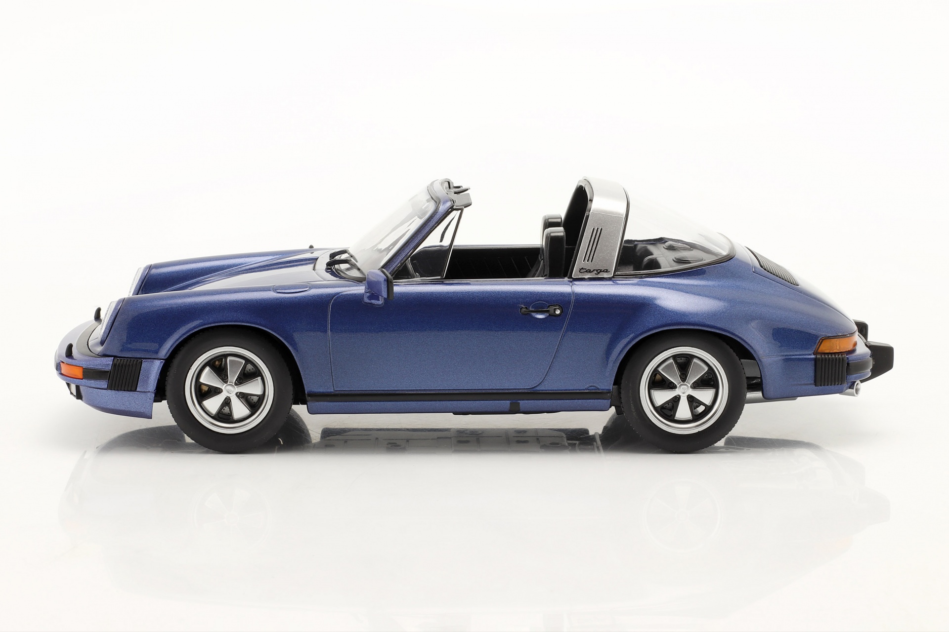 Porsche 911 Carrera 3.0 Targa Baujahr 1977 blau metallic  