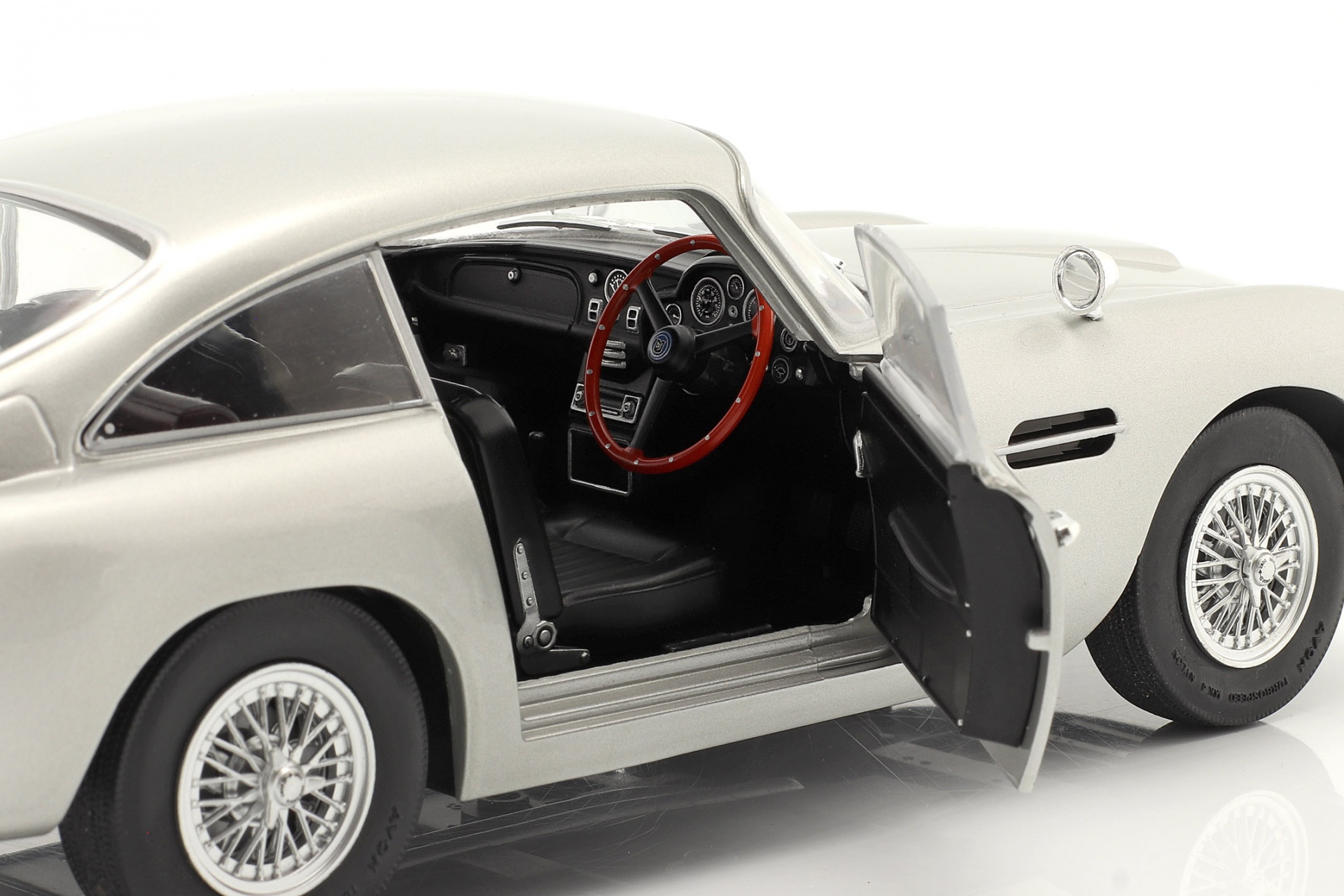 Aston Martin DB5 RHD Baujahr 1964 silbergrau metallic  