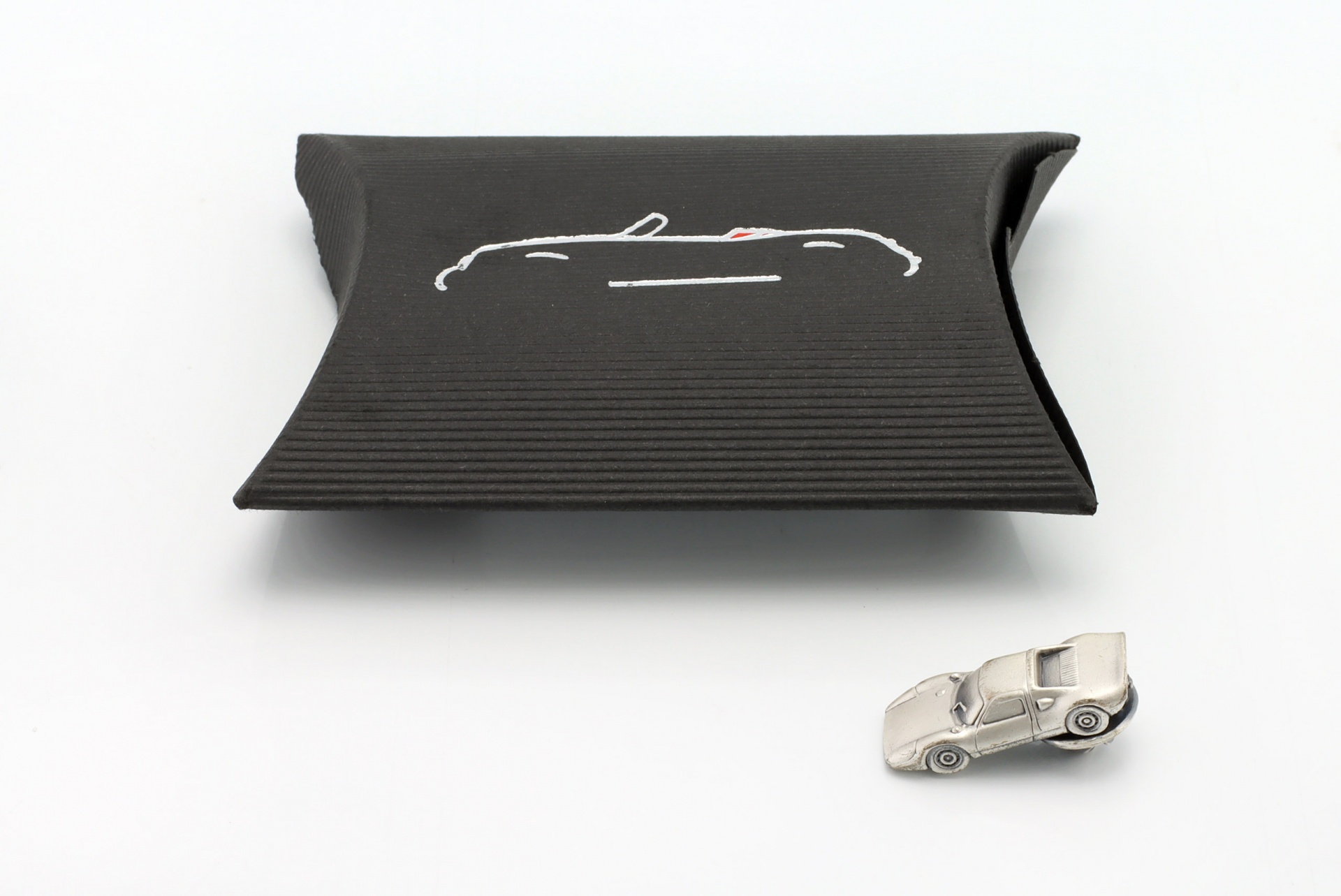 Pin Porsche 904 GTS silber