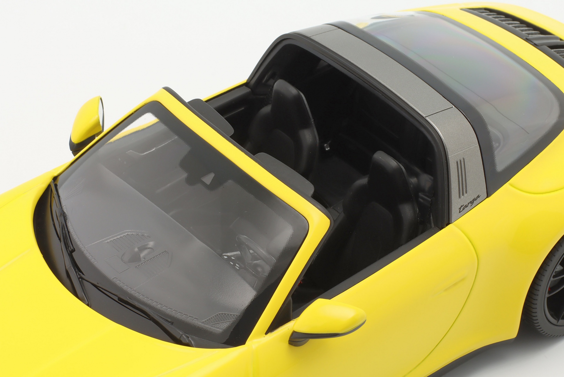 Porsche 911 (992) Targa 4 GTS Baujahr 2021 racing gelb  