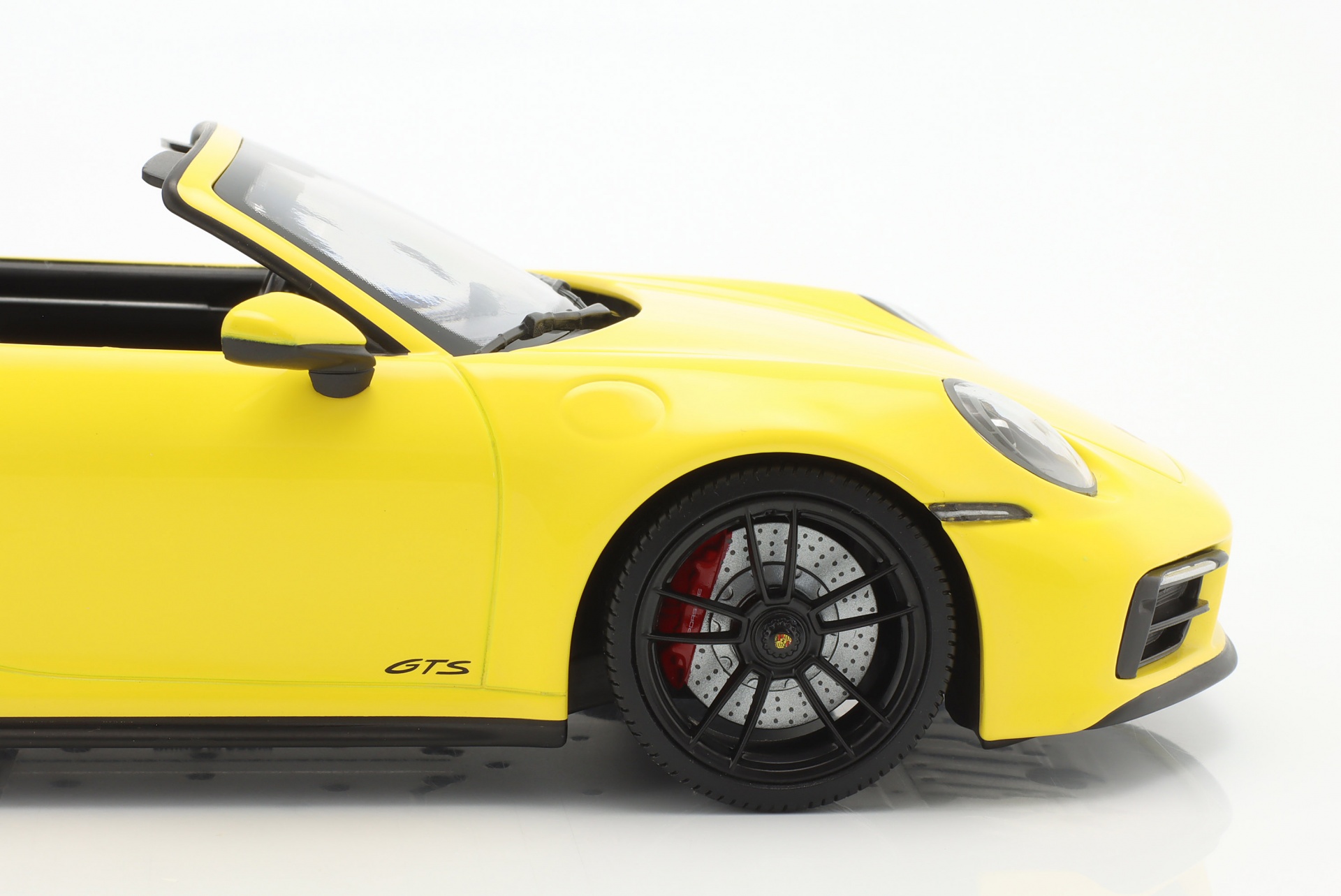 Porsche 911 (992) Targa 4 GTS Baujahr 2021 racing gelb  