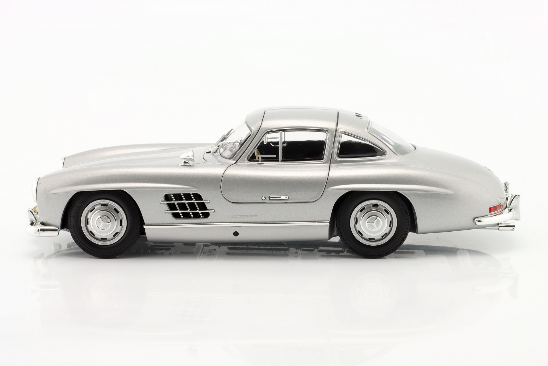 Mercedes-Benz 300 SL (W198) Baujahr 1955 silber  