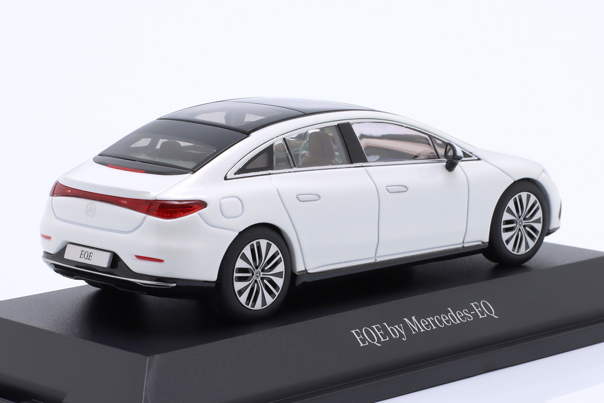 Mercedes-Benz EQE (V295) Baujahr 2022 opalithwei&szlig;  