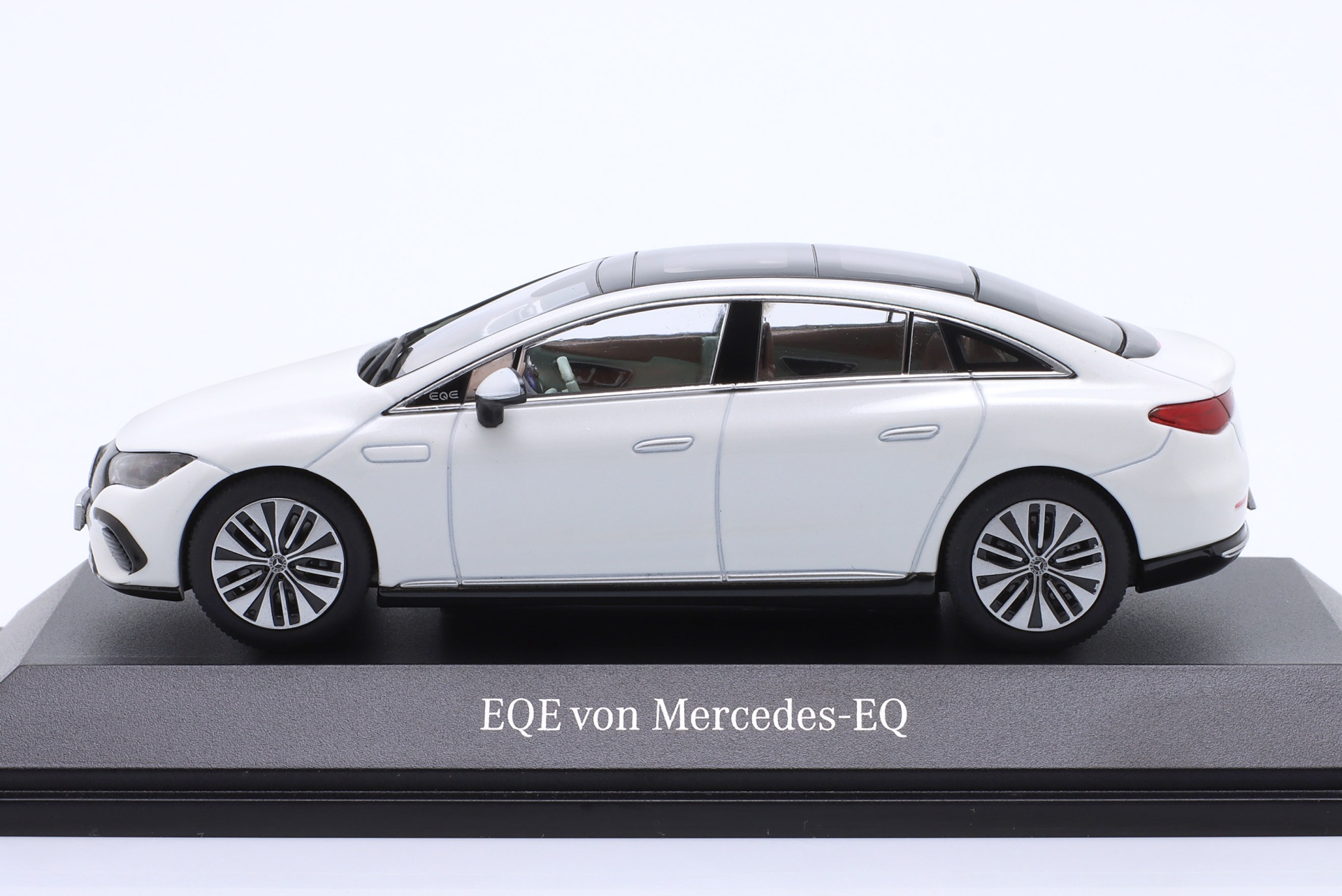 Mercedes-Benz EQE (V295) Baujahr 2022 opalithwei&szlig;  