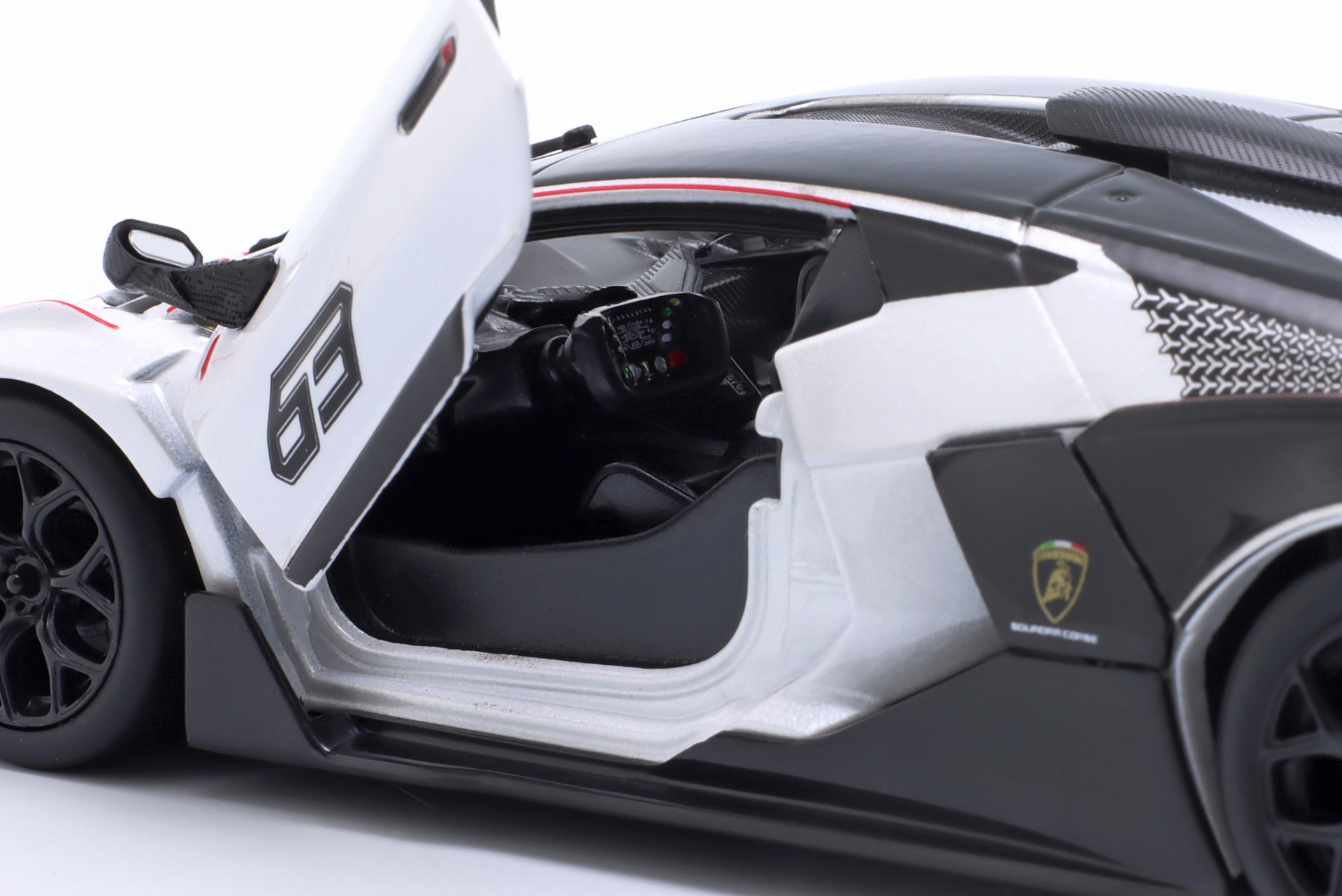 Lamborghini Essenza SCV12 Baujahr 2021 wei&szlig; metallic / schwarz  