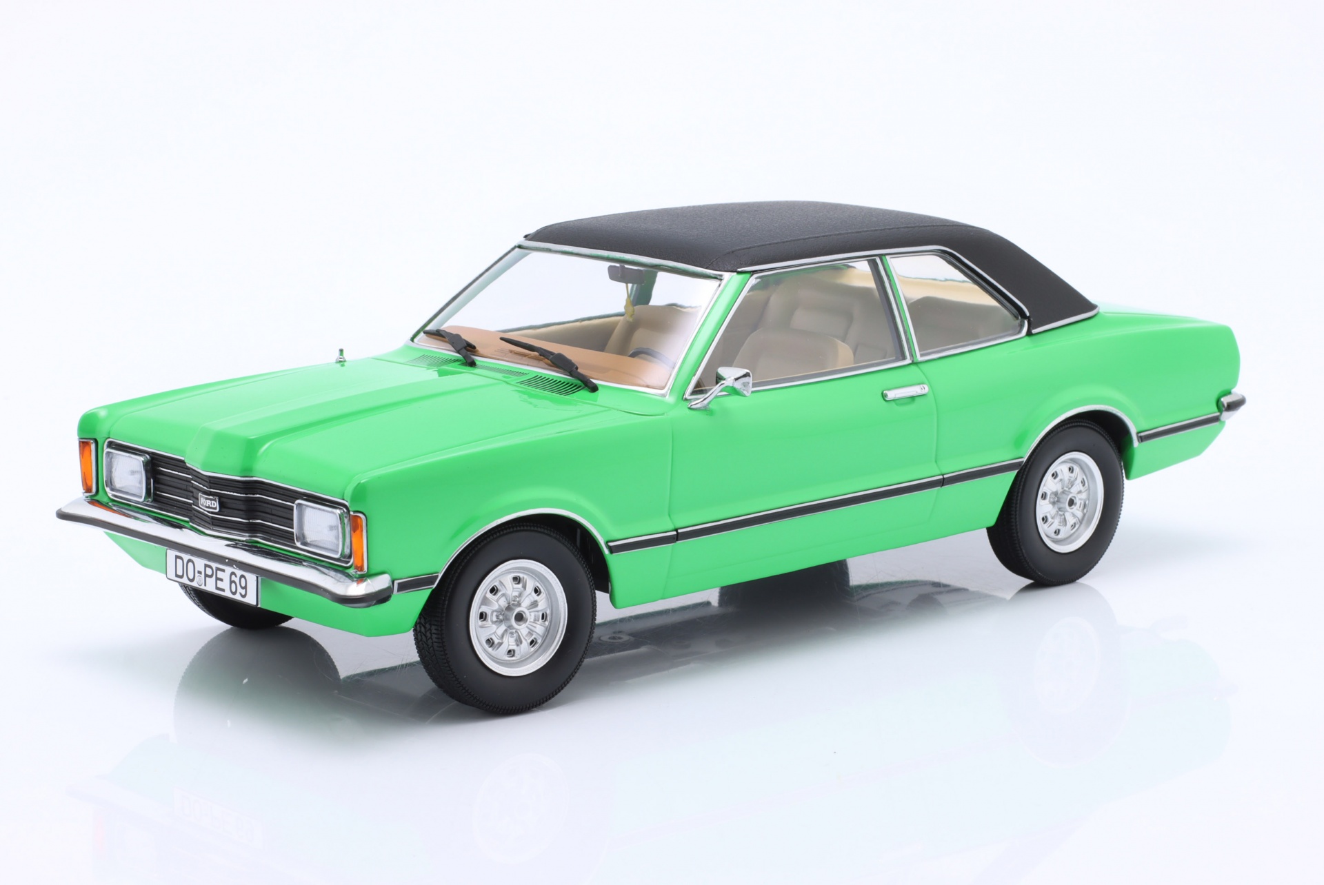 Ford Taunus GXL Limousine mit Vinyldach 1971 gr&uuml;n / schwarz  