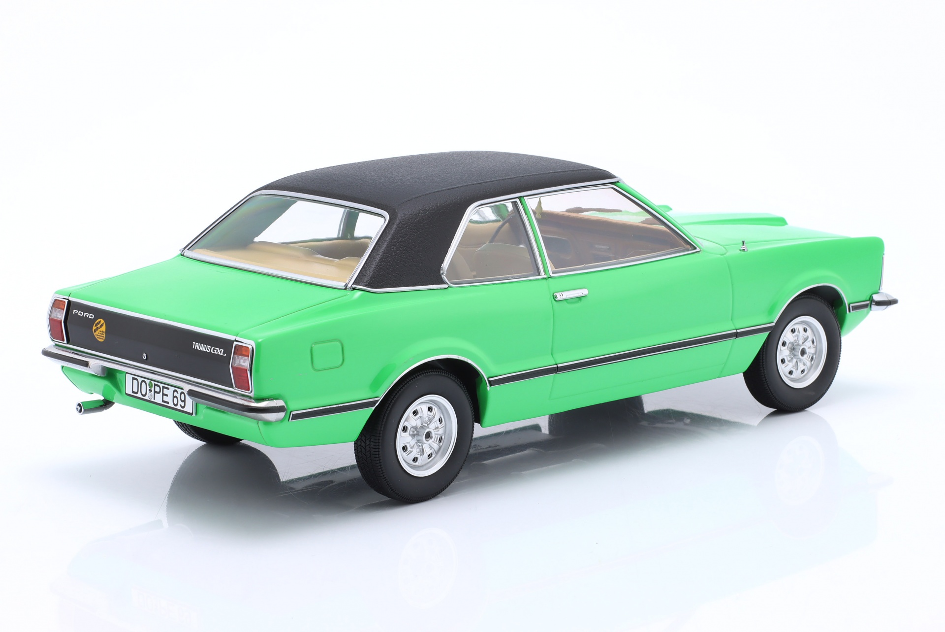 Ford Taunus GXL Limousine mit Vinyldach 1971 gr&uuml;n / schwarz  