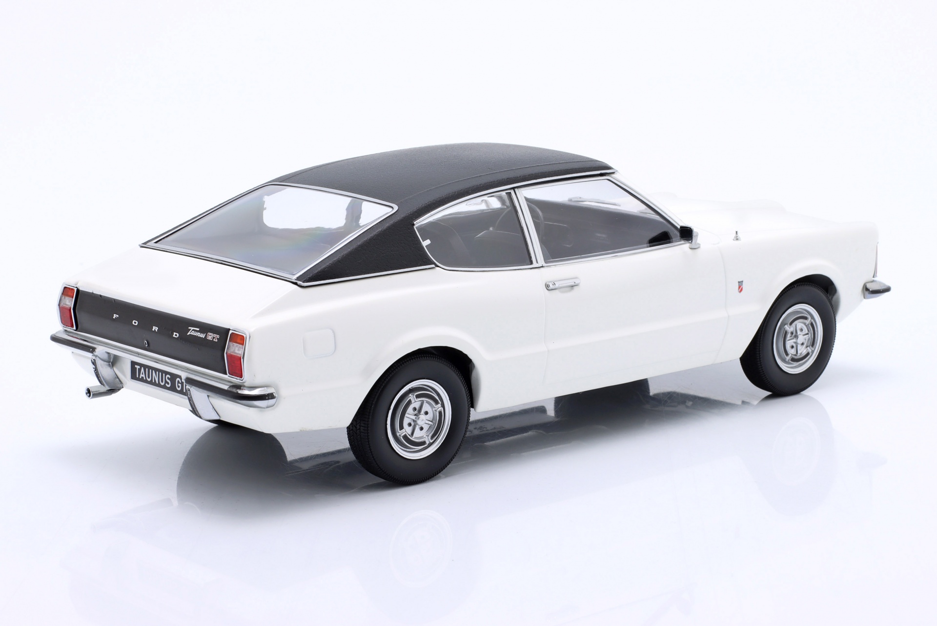 Ford Taunus GT Coupe mit Vinyldach Baujahr 1971 wei&szlig; / mattschwarz  