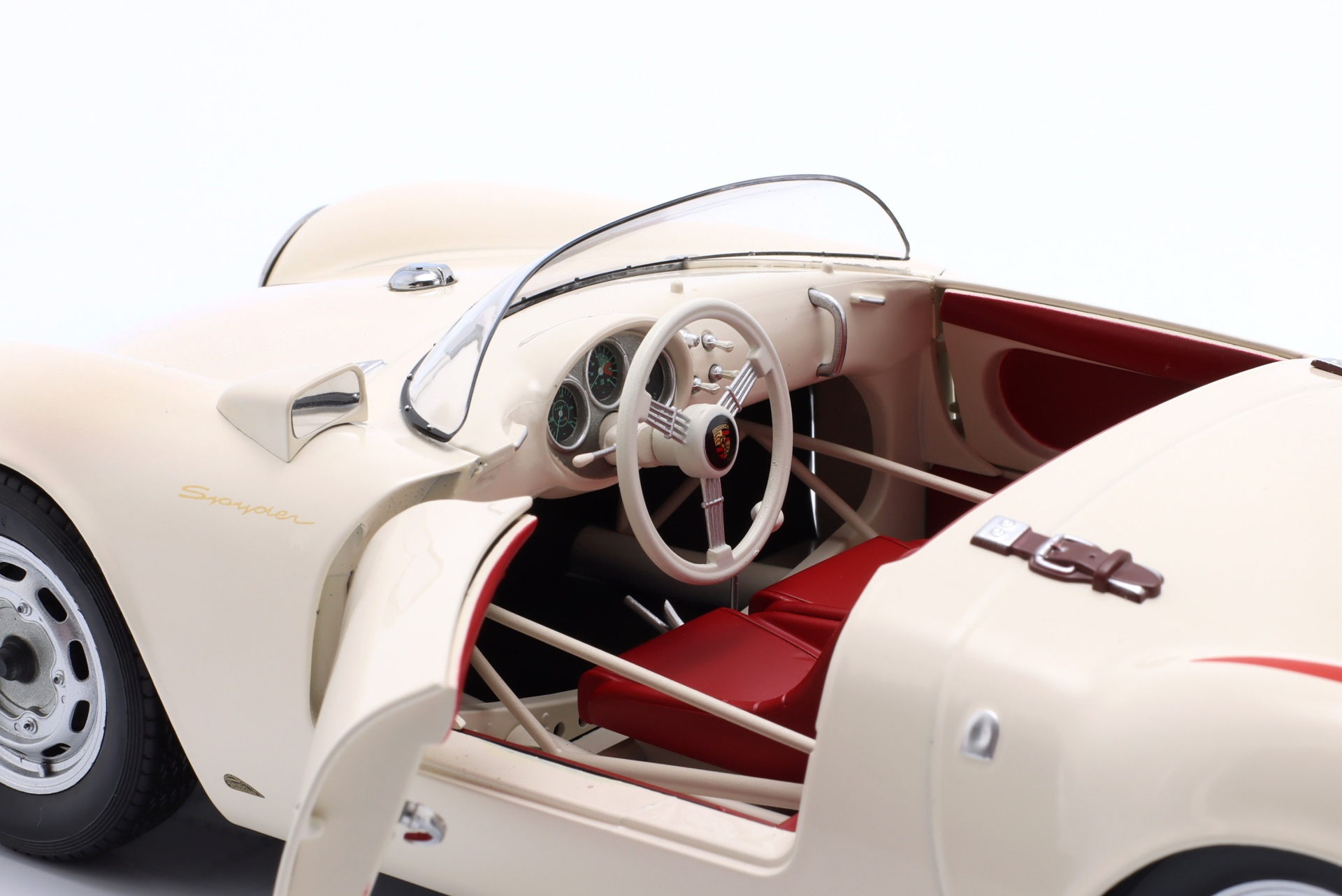 Porsche 550A Spyder Baujahr 1955 wei&szlig; / rot  