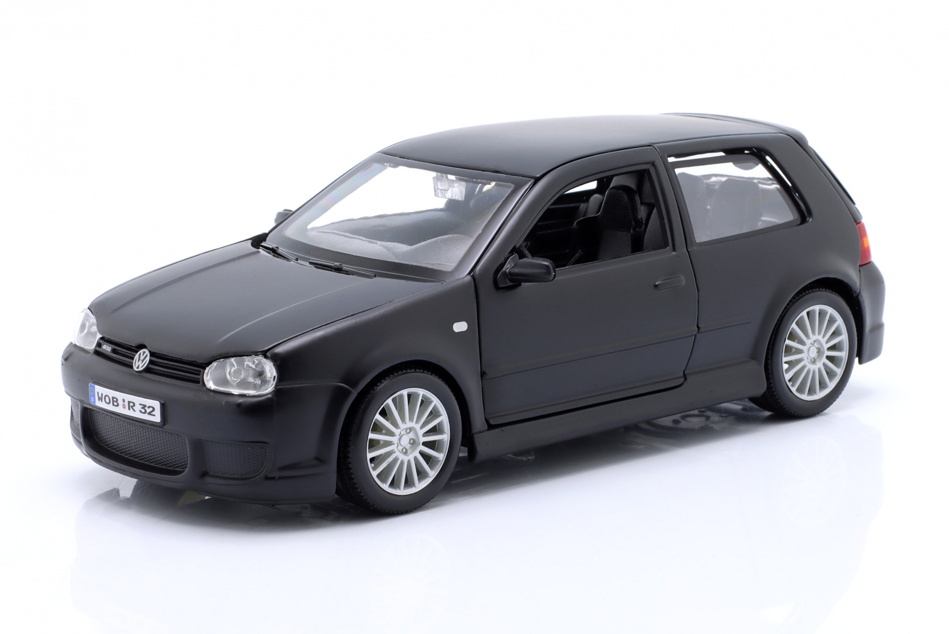 Volkswagen VW Golf IV R32 mattschwarz  