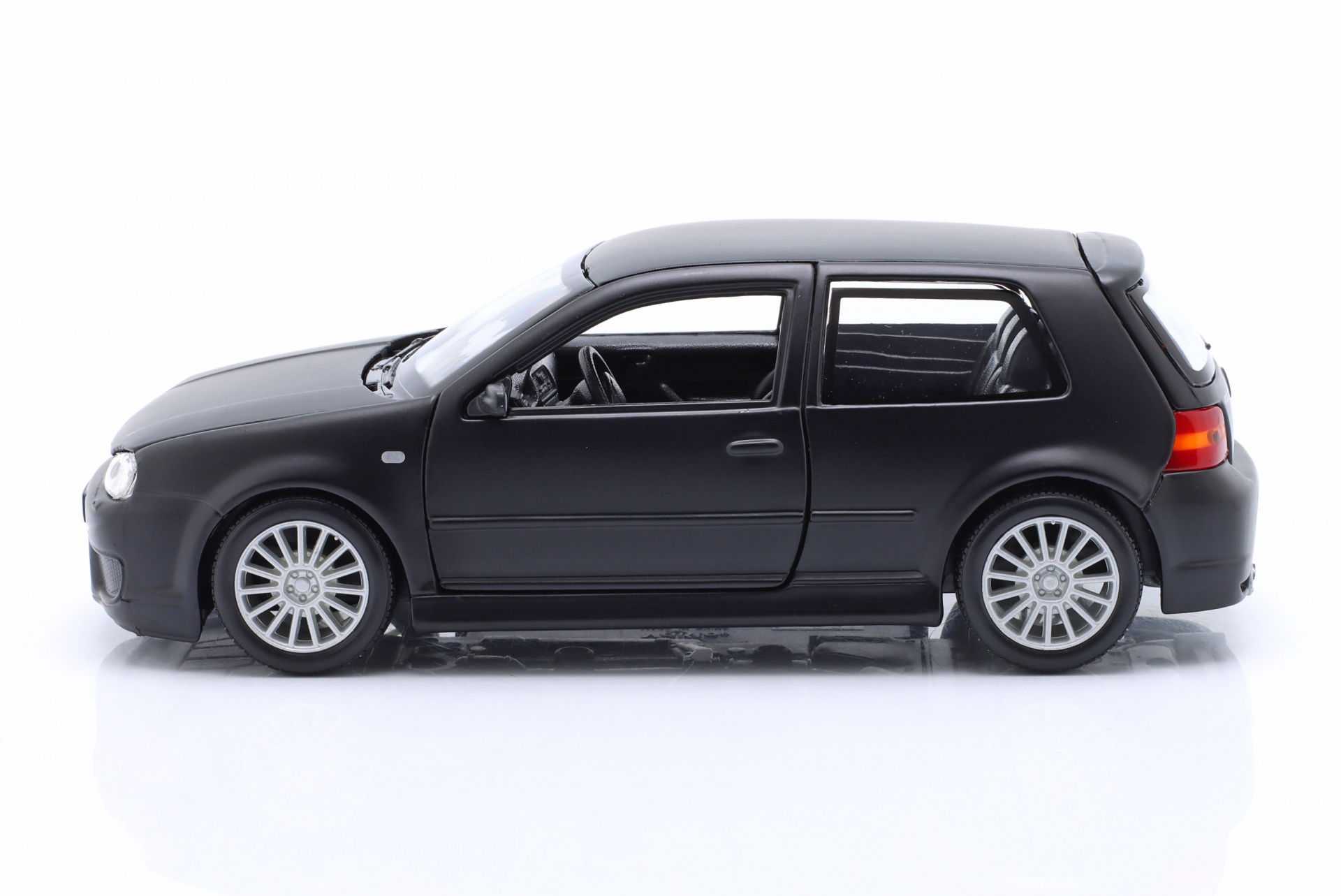 Volkswagen VW Golf IV R32 mattschwarz  