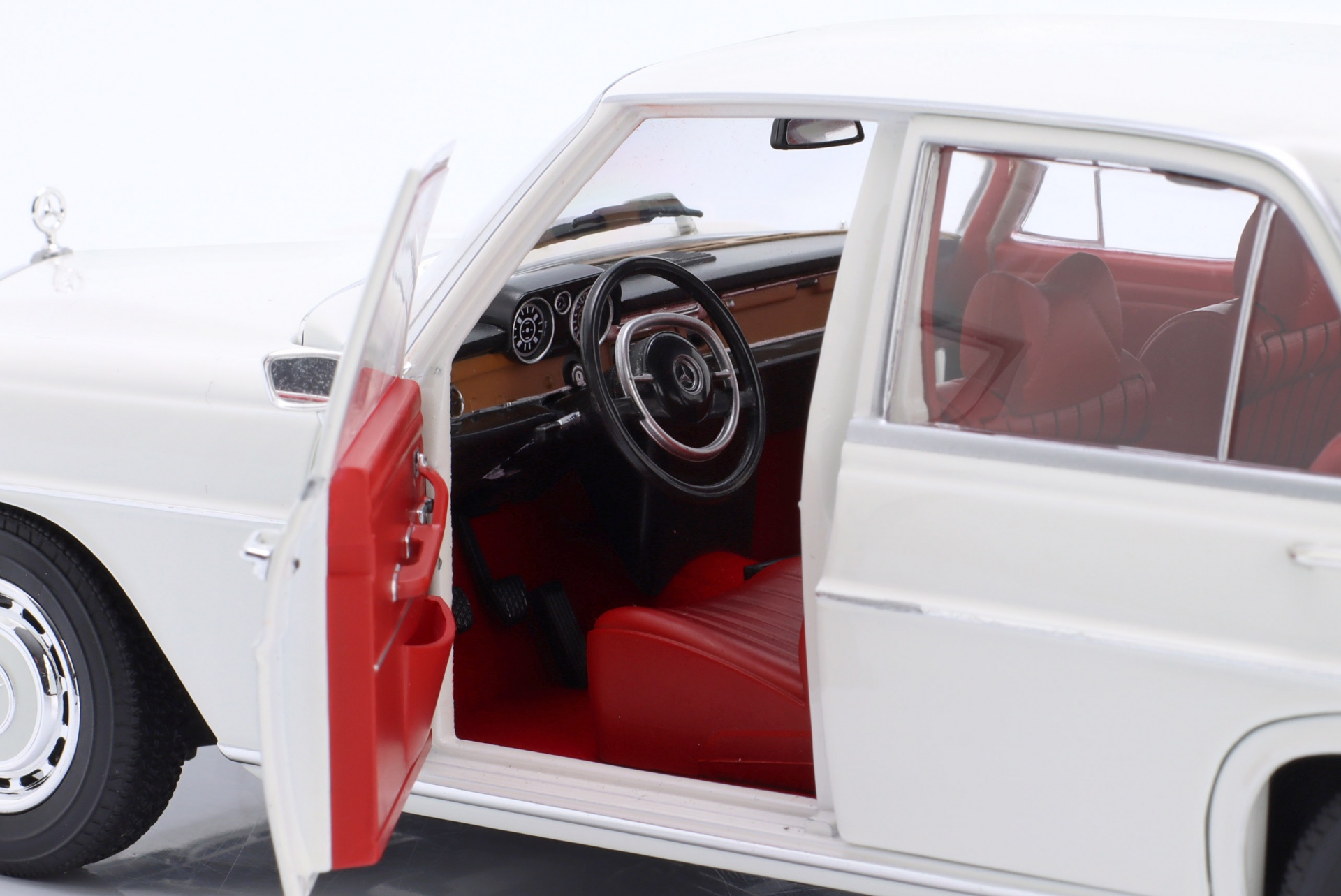 Mercedes-Benz 250 SE (W108) Baujahr 1967 wei&szlig;  