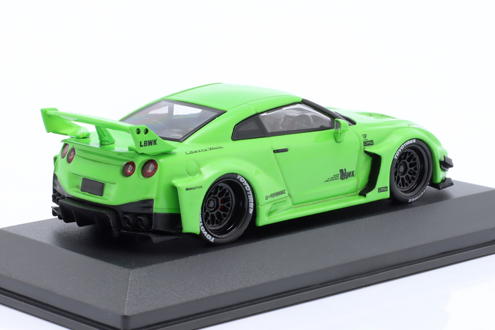 Nissan GT-R (R35) Liberty Walk Body Kit acid gr&uuml;n  