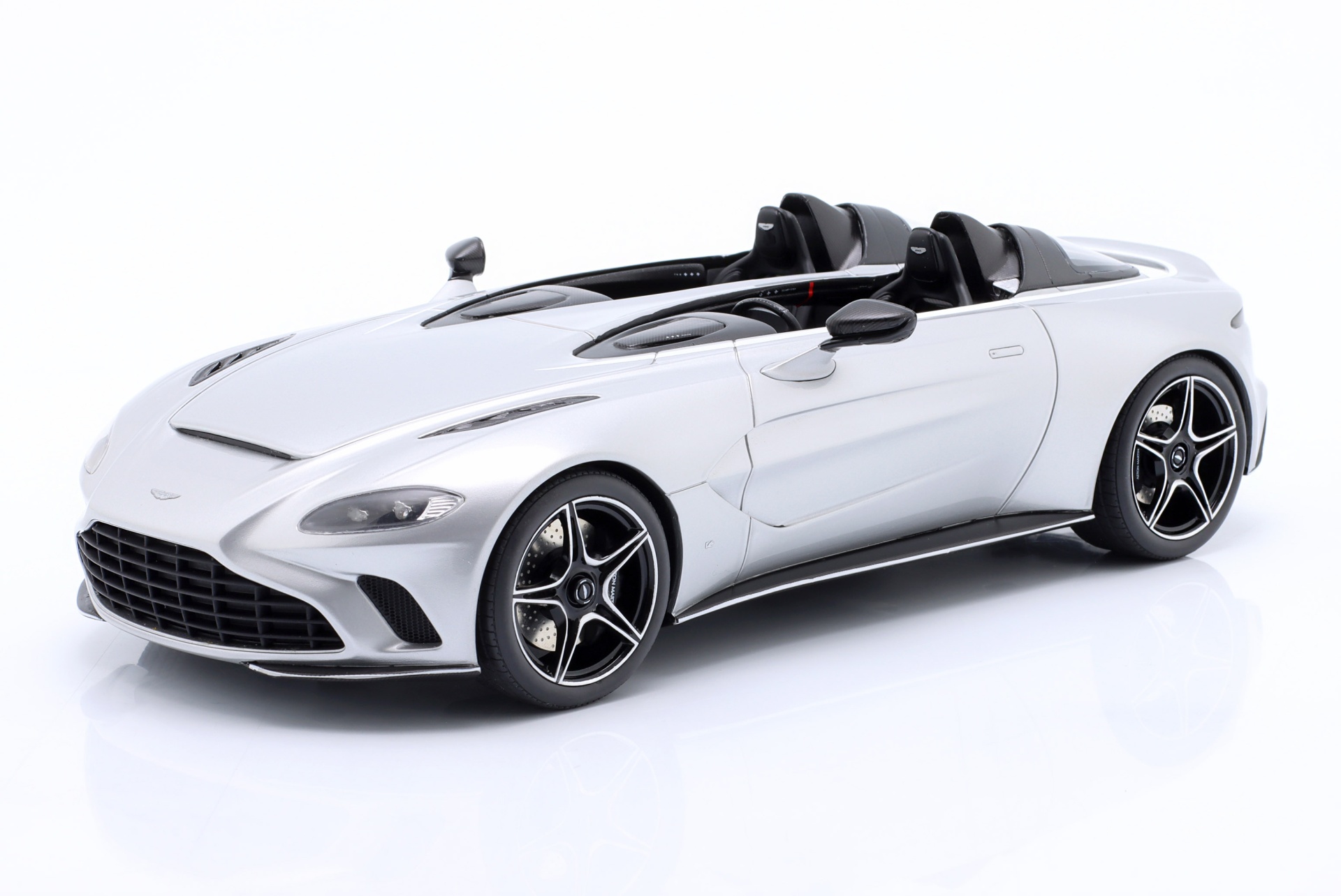 Aston Martin V12 Speedster Baujahr 2020 skyfall silber  GT-Spirit