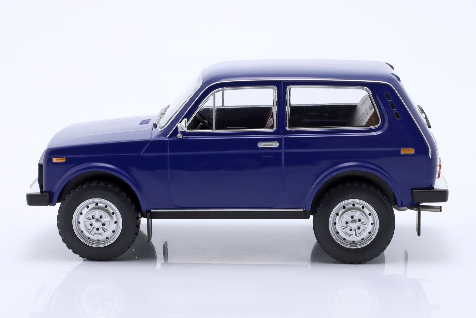 Lada Niva Baujahr 1976 dunkelblau  ModelCar Group
