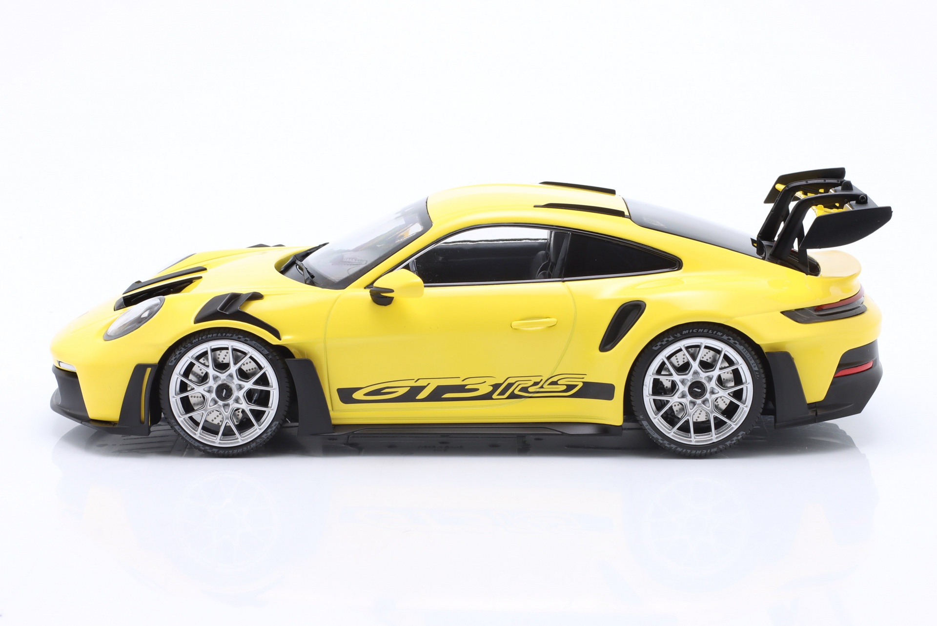 Porsche 911 (992) GT3 RS Baujahr 2023 gelb / silberne Felgen  