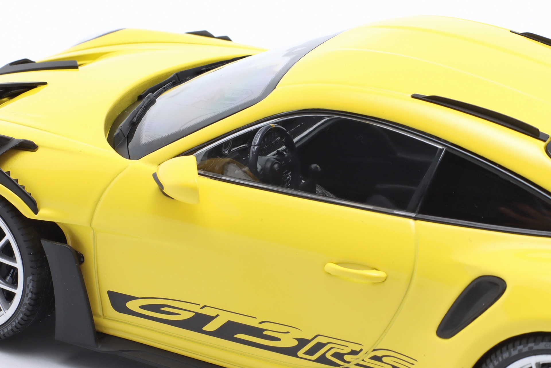 Porsche 911 (992) GT3 RS Baujahr 2023 gelb / silberne Felgen  