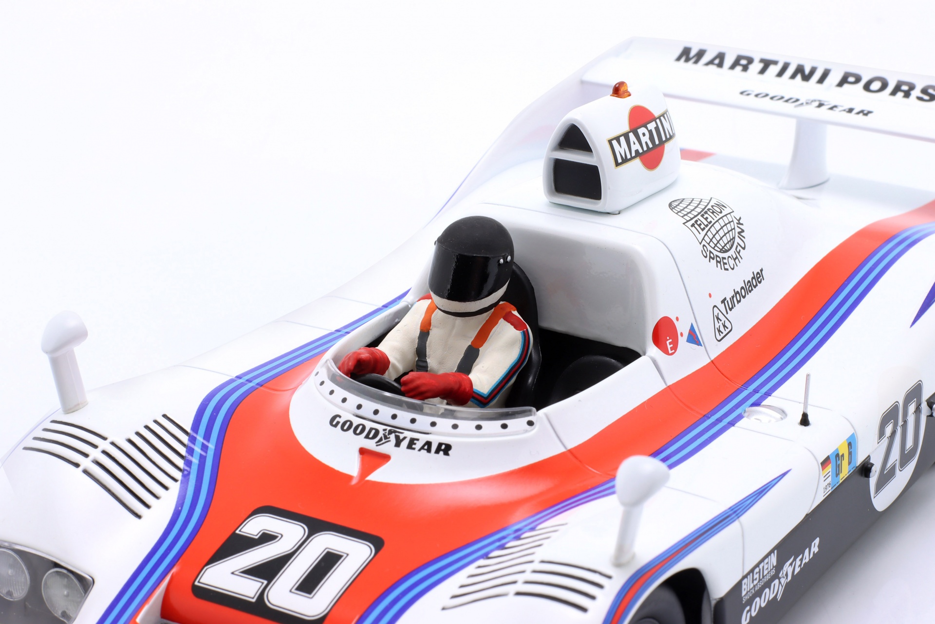 Sitzende Rennfahrer-Figur 1978 mit schwarzem Helm  FigurenManufaktur