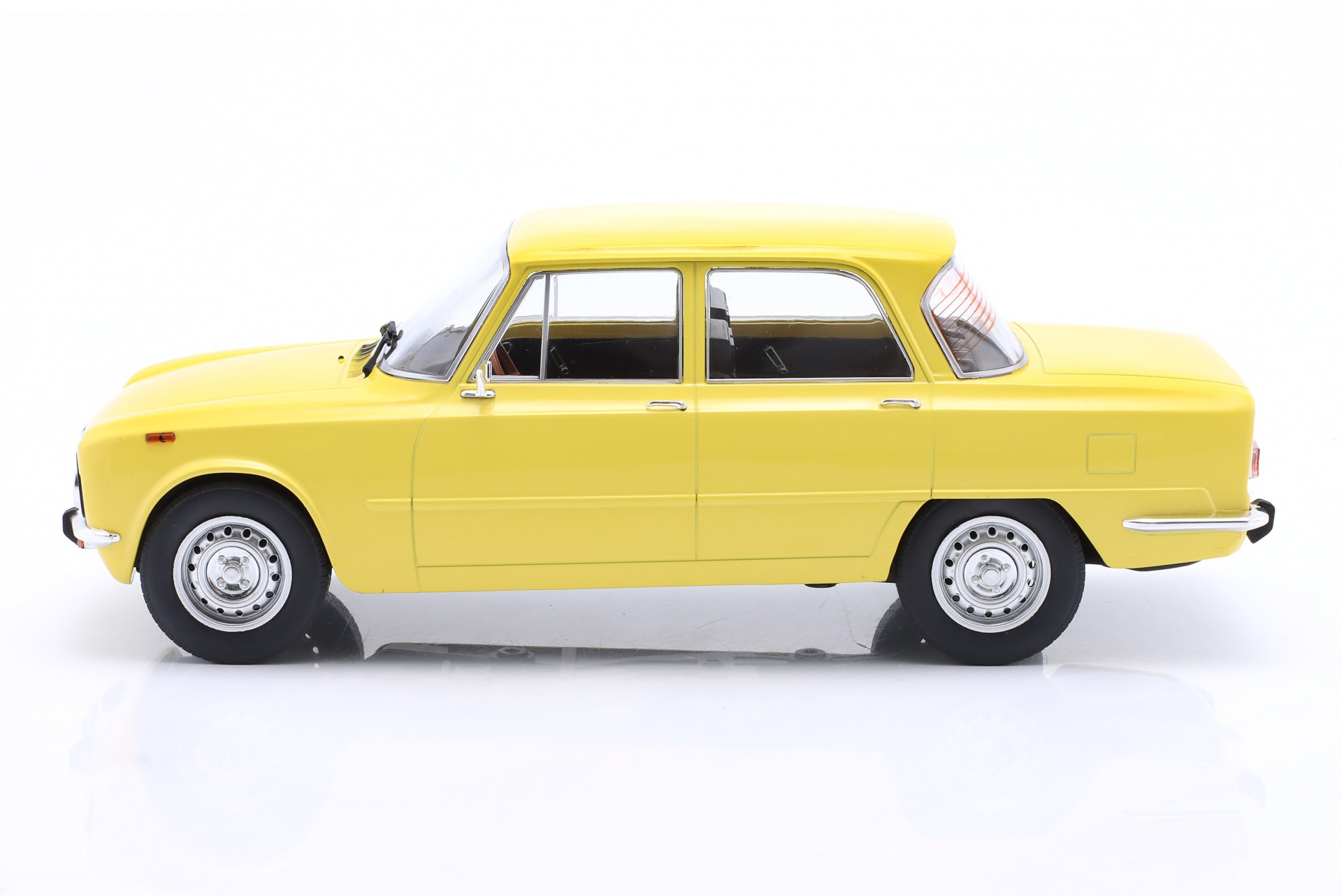 Alfa Romeo Giulia Nuova Super Baujahr 1974 hellgelb  ModelCar Group