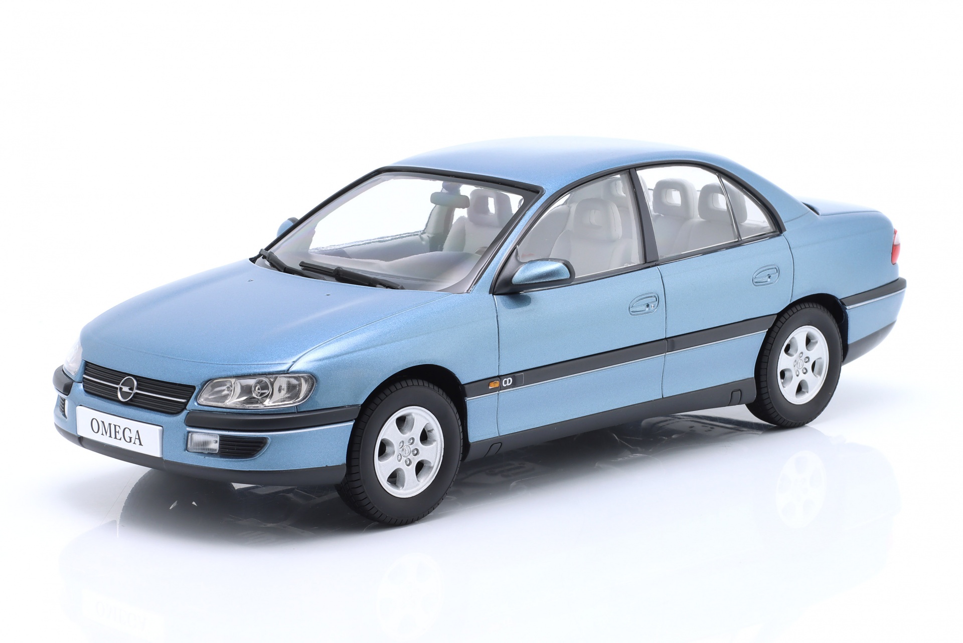 Opel Omega B Baujahr 1996 polarblau metallic  