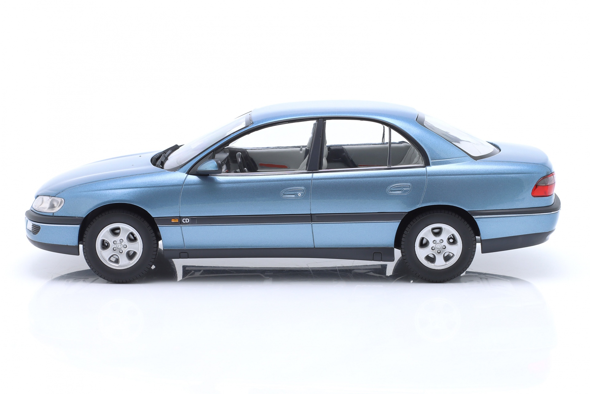 Opel Omega B Baujahr 1996 polarblau metallic  