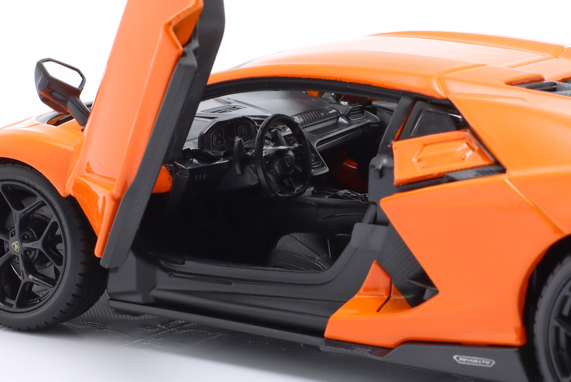Lamborghini Revuelto Hybrid Baujahr 2023 orange  