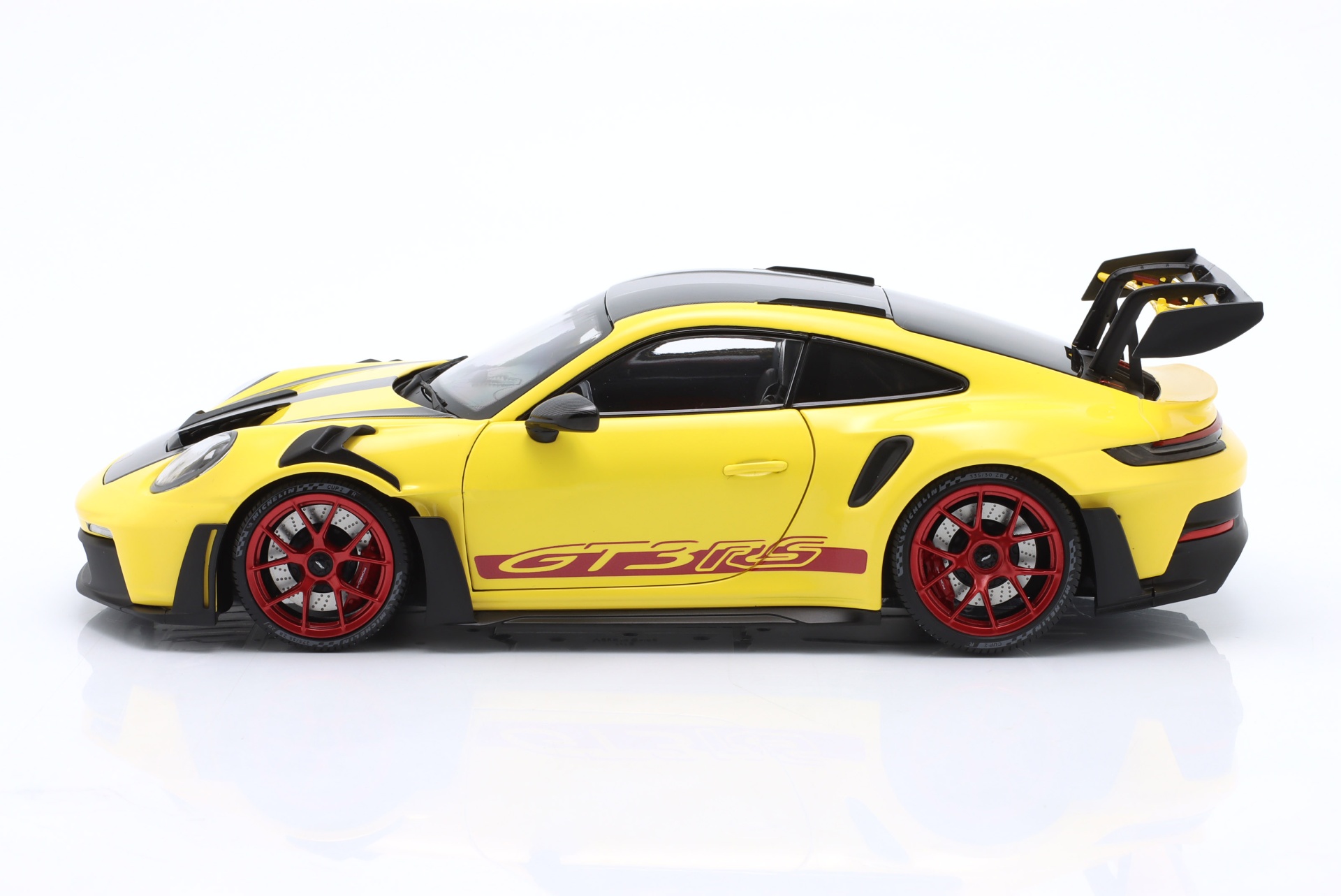 Porsche 911 (992) GT3 RS Weissach-Paket 2024 gelb / rote Felgen  