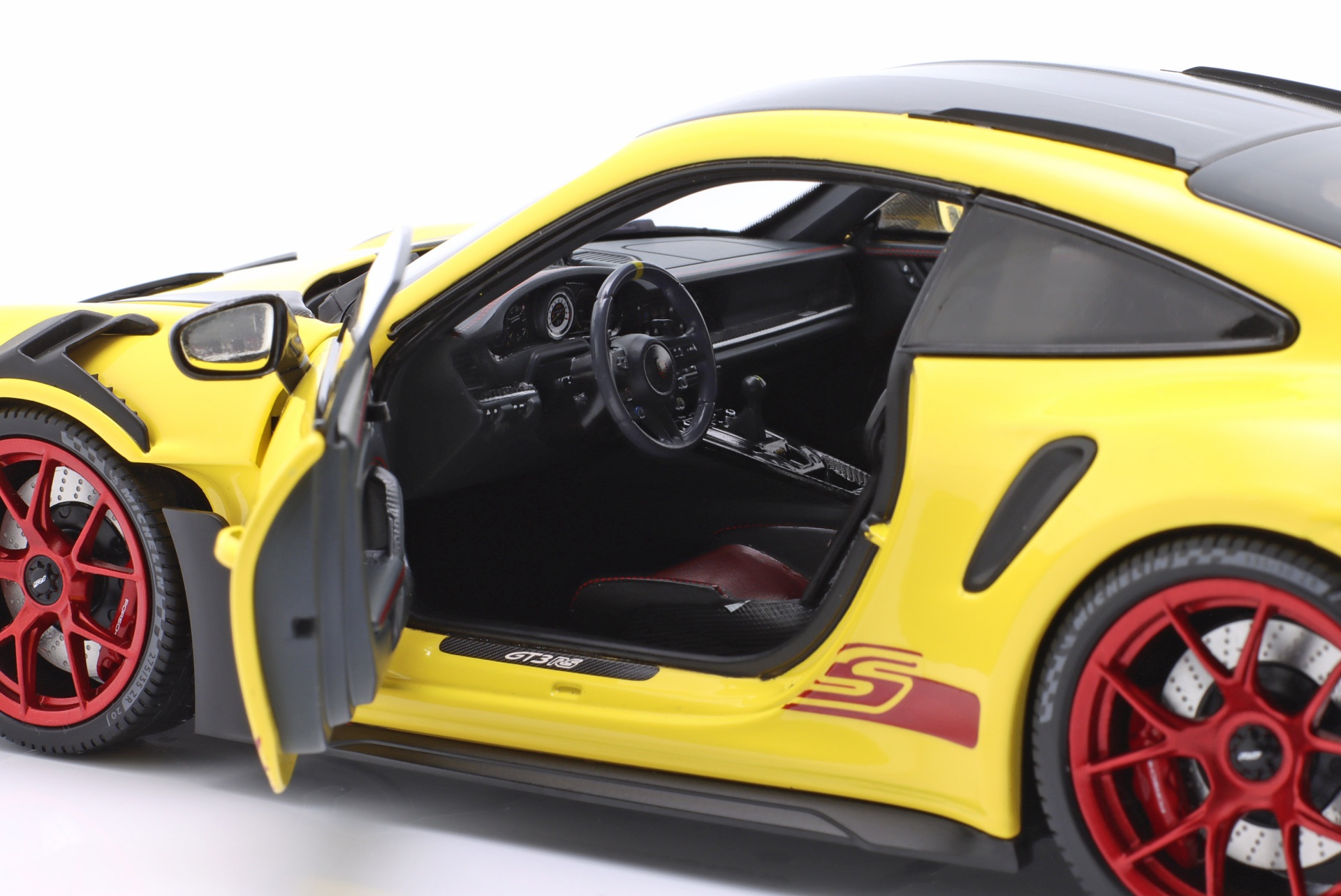Porsche 911 (992) GT3 RS Weissach-Paket 2024 gelb / rote Felgen  