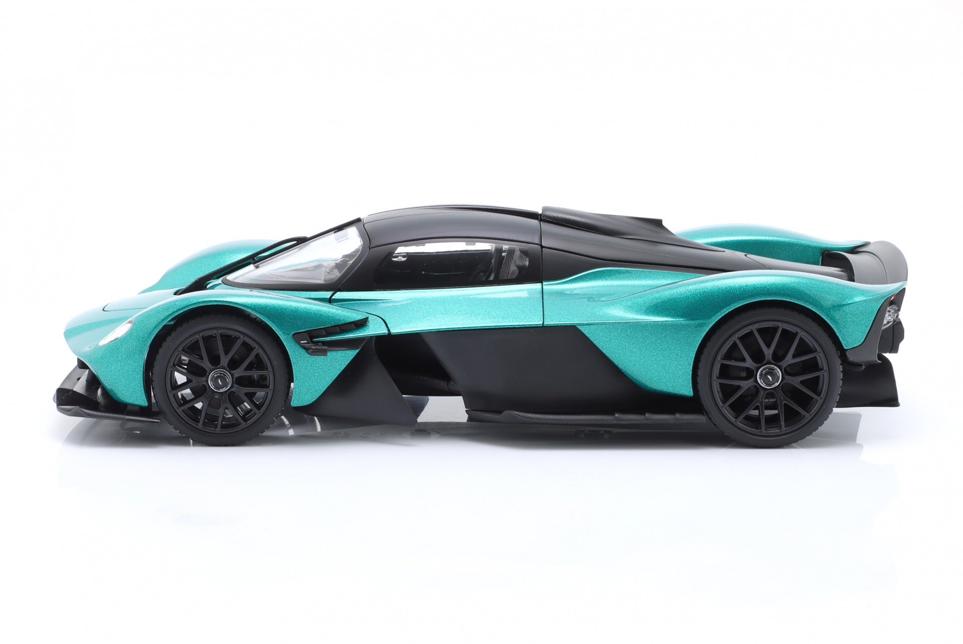 Aston Martin Valkyrie Baujahr 2022 gr&uuml;n  