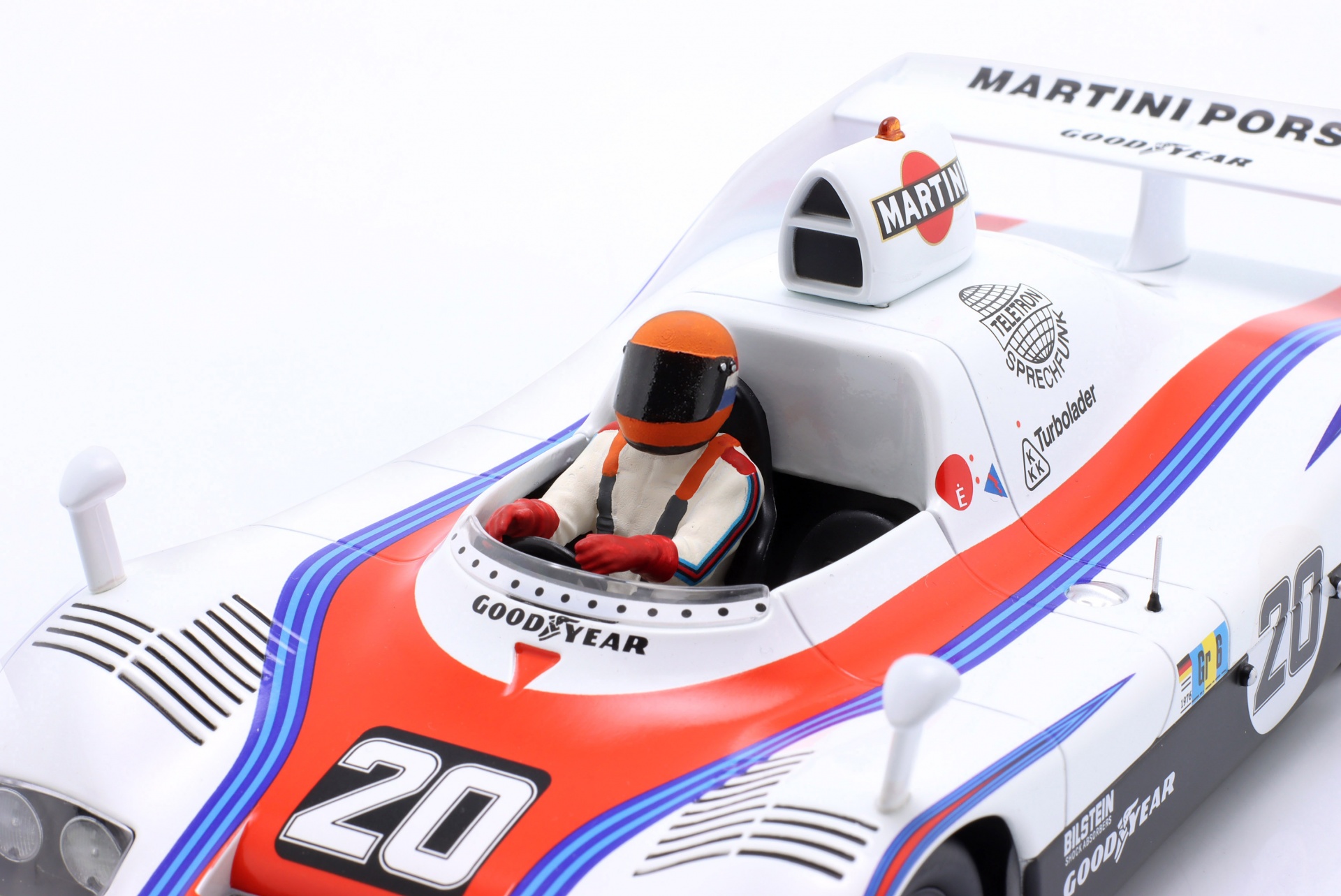 Sitzende Rennfahrer-Figur 1978 mit orangenem Helm  FigurenManufaktur