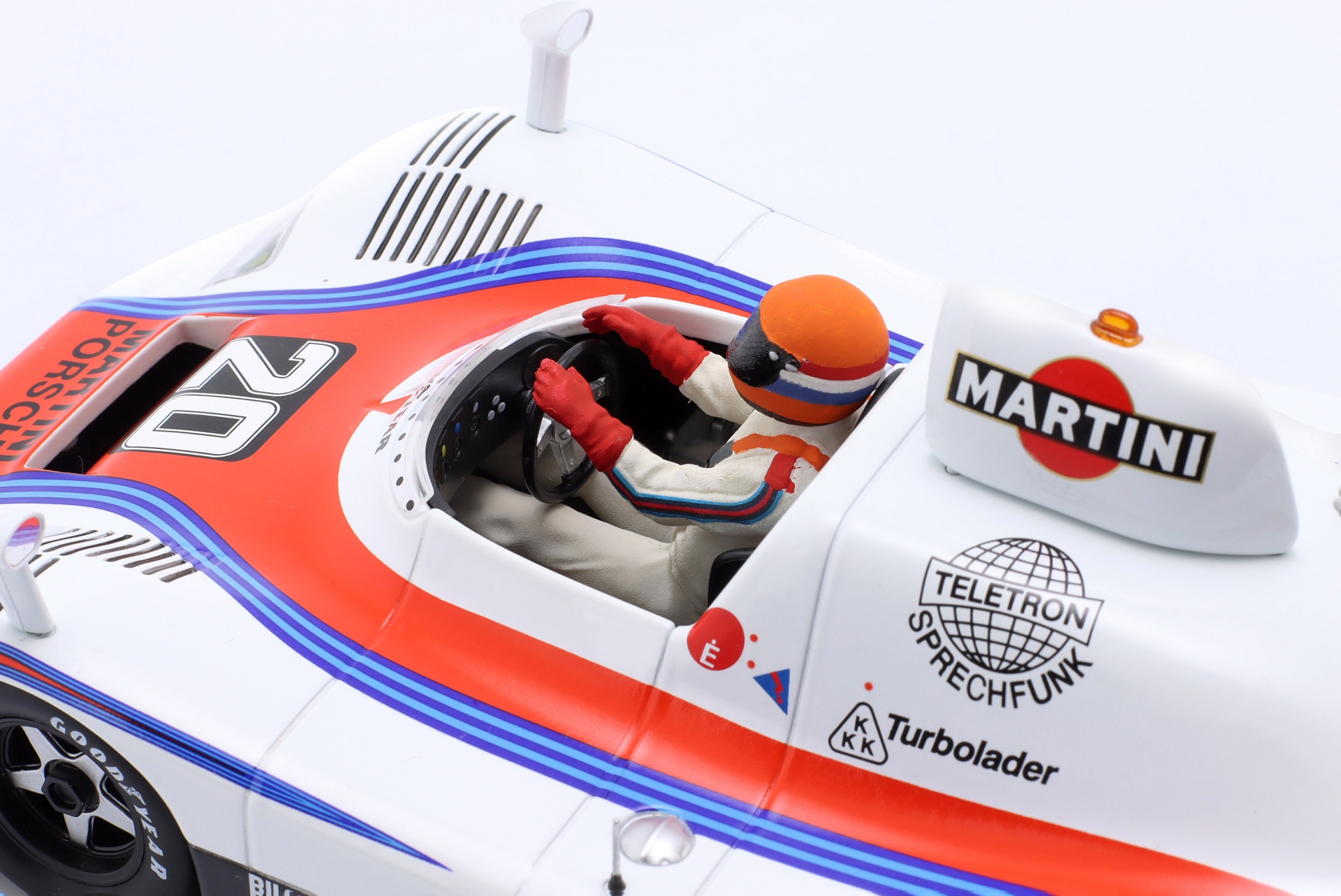 Sitzende Rennfahrer-Figur 1978 mit orangenem Helm  FigurenManufaktur
