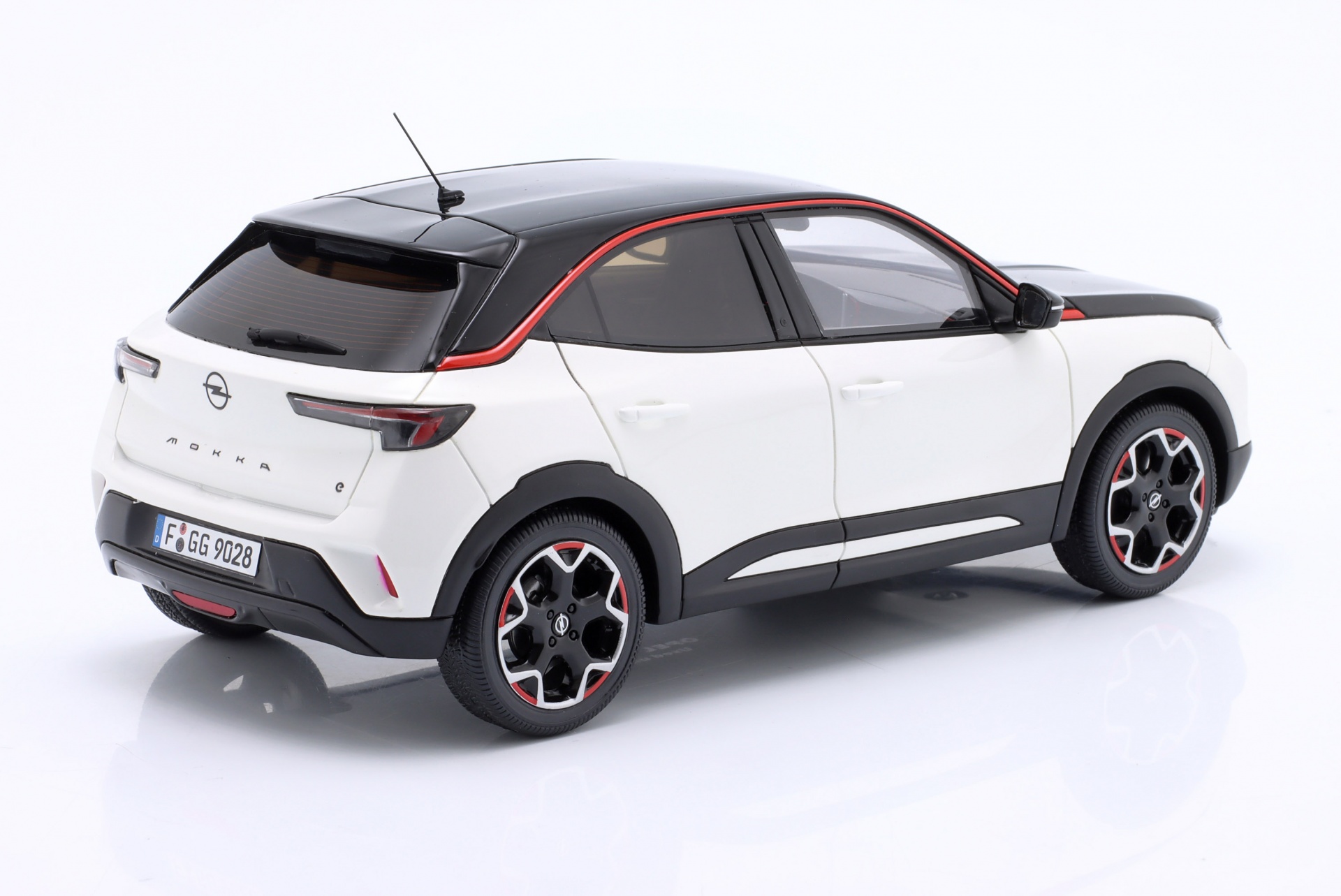 Opel Mokka-E GS Line Baujahr 2021 wei&szlig; / schwarz  OttOmobile