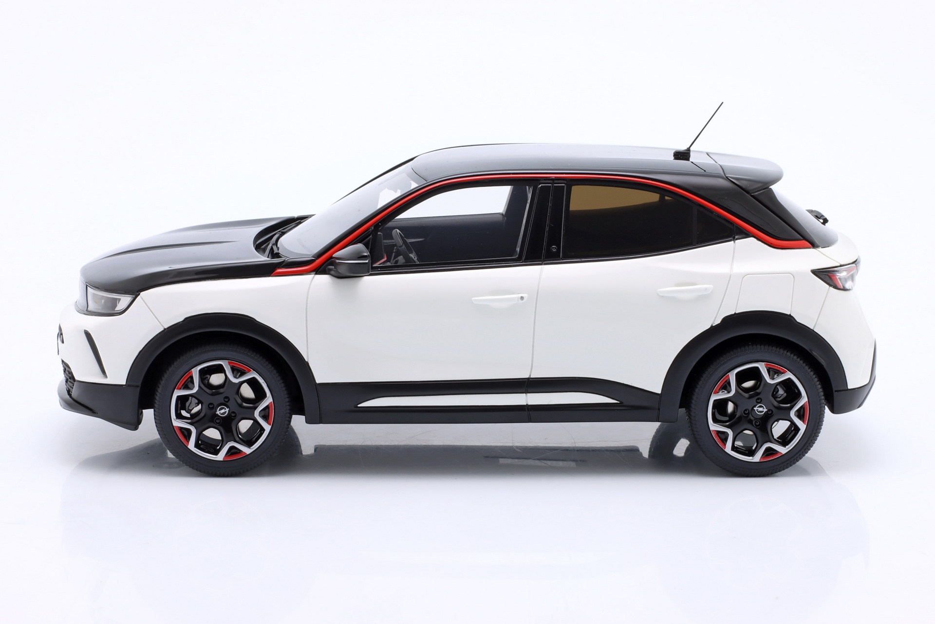Opel Mokka-E GS Line Baujahr 2021 wei&szlig; / schwarz  OttOmobile