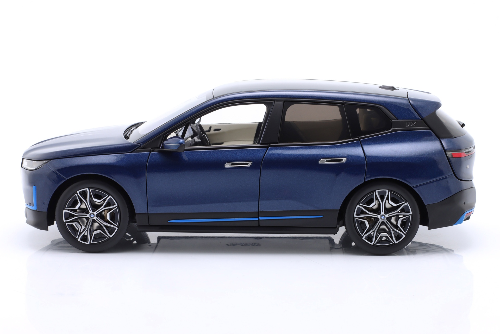 BMW iX Baujahr 2022 blau metallic  