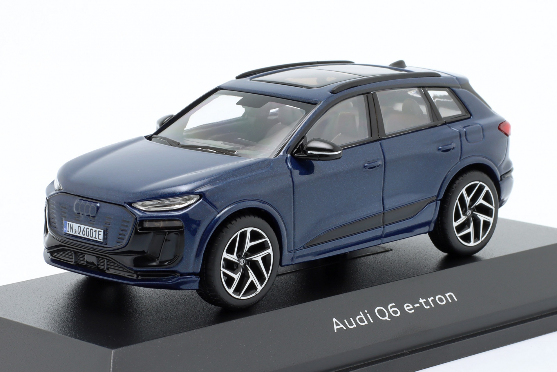 Audi Q6 e-tron ascariblau  